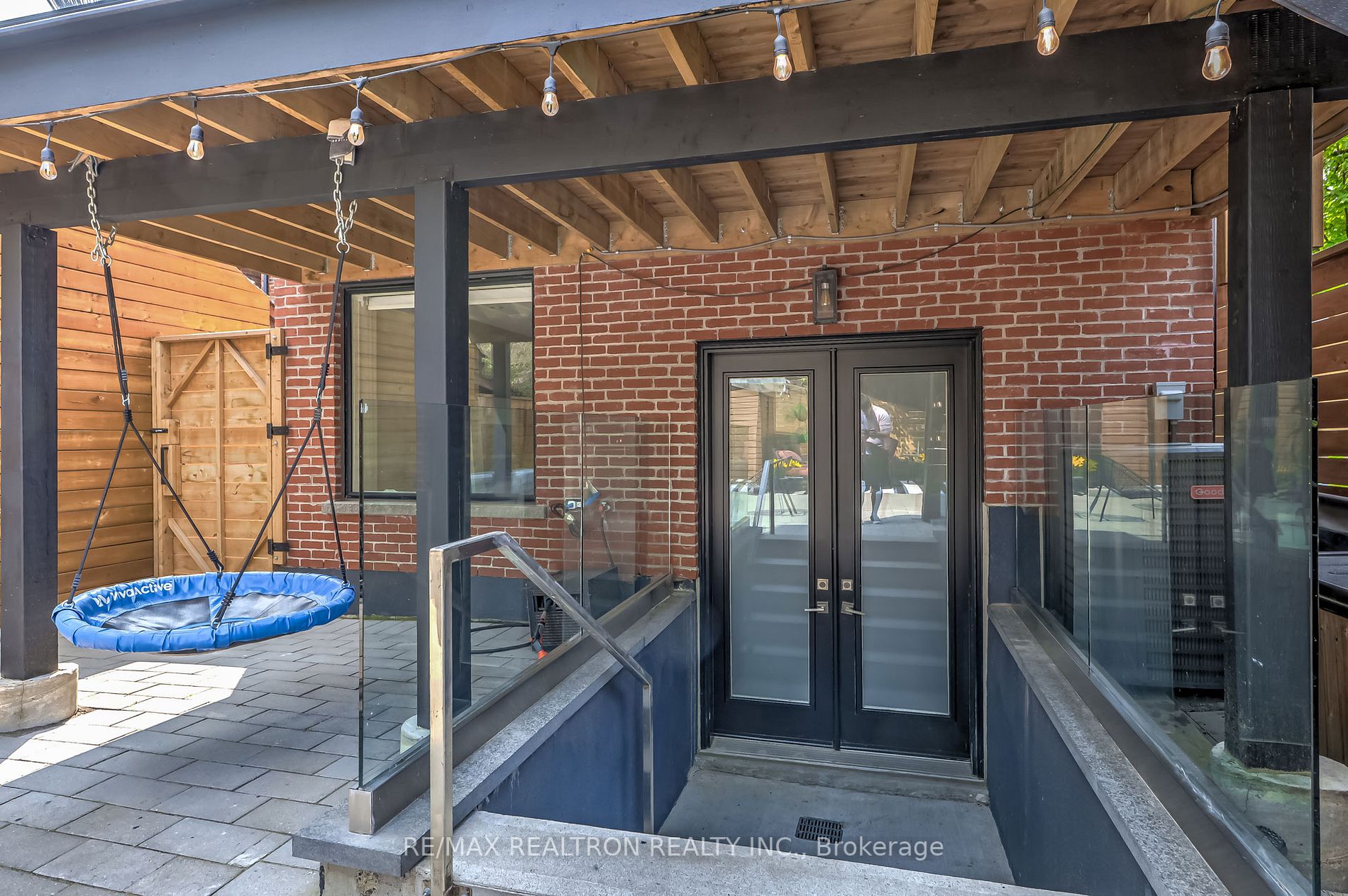100 Roe Ave