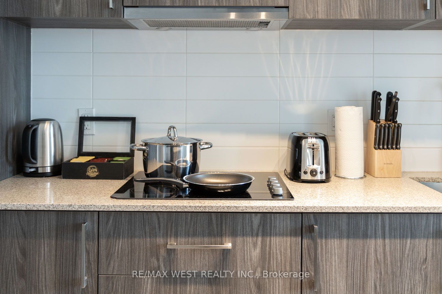 576 Front St W, #806E