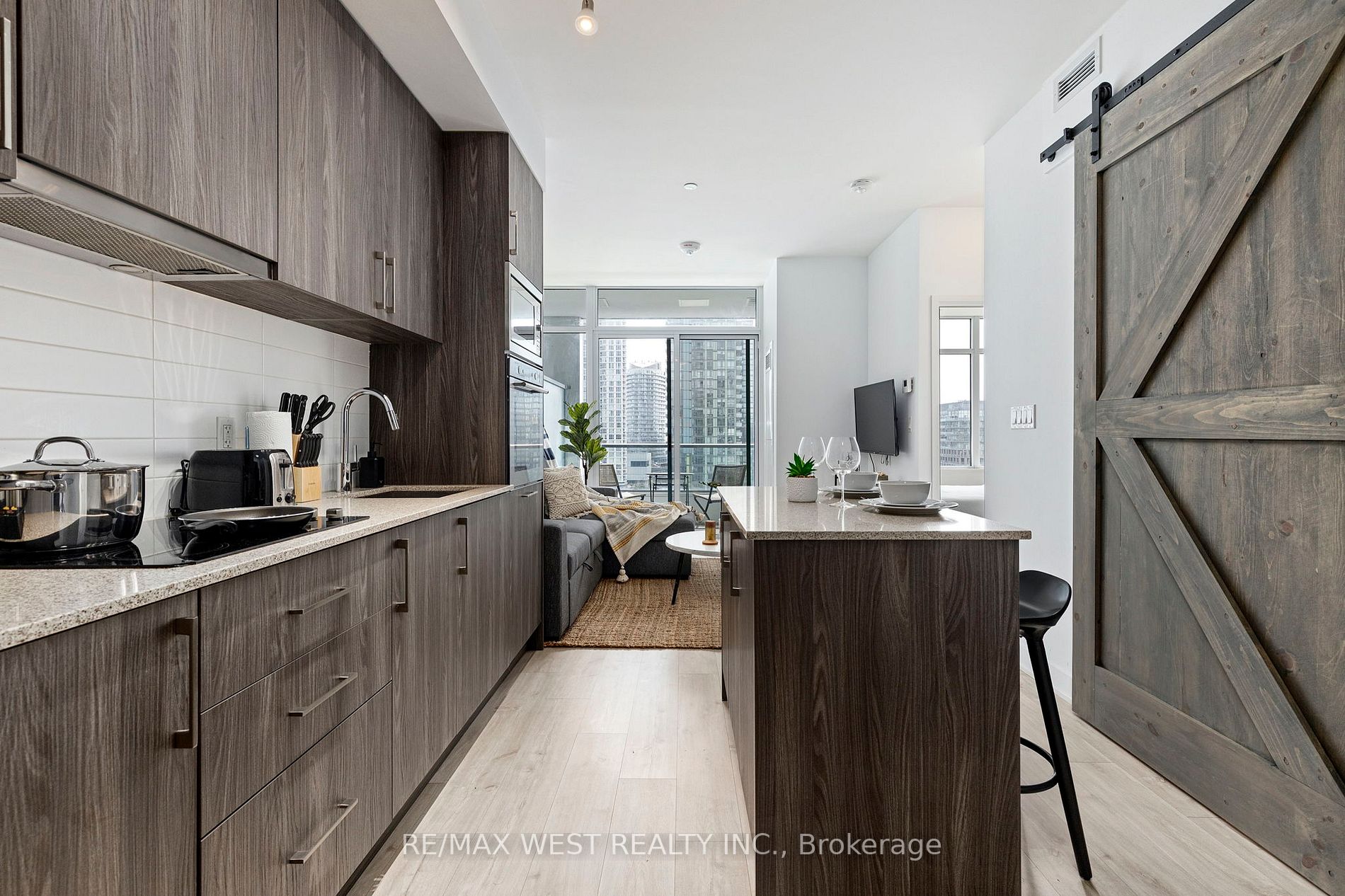 576 Front St W, #806E