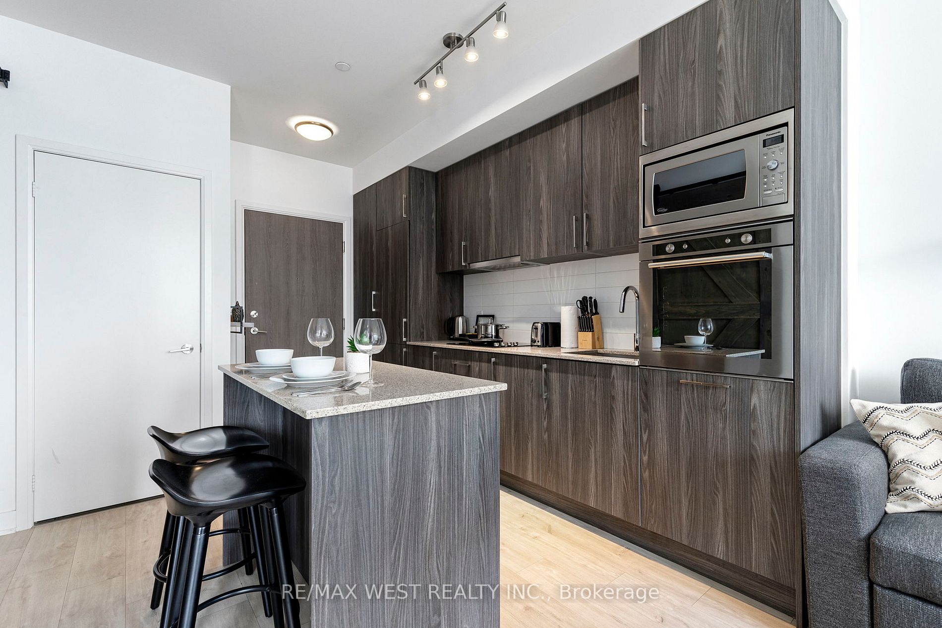 576 Front St W, #806E