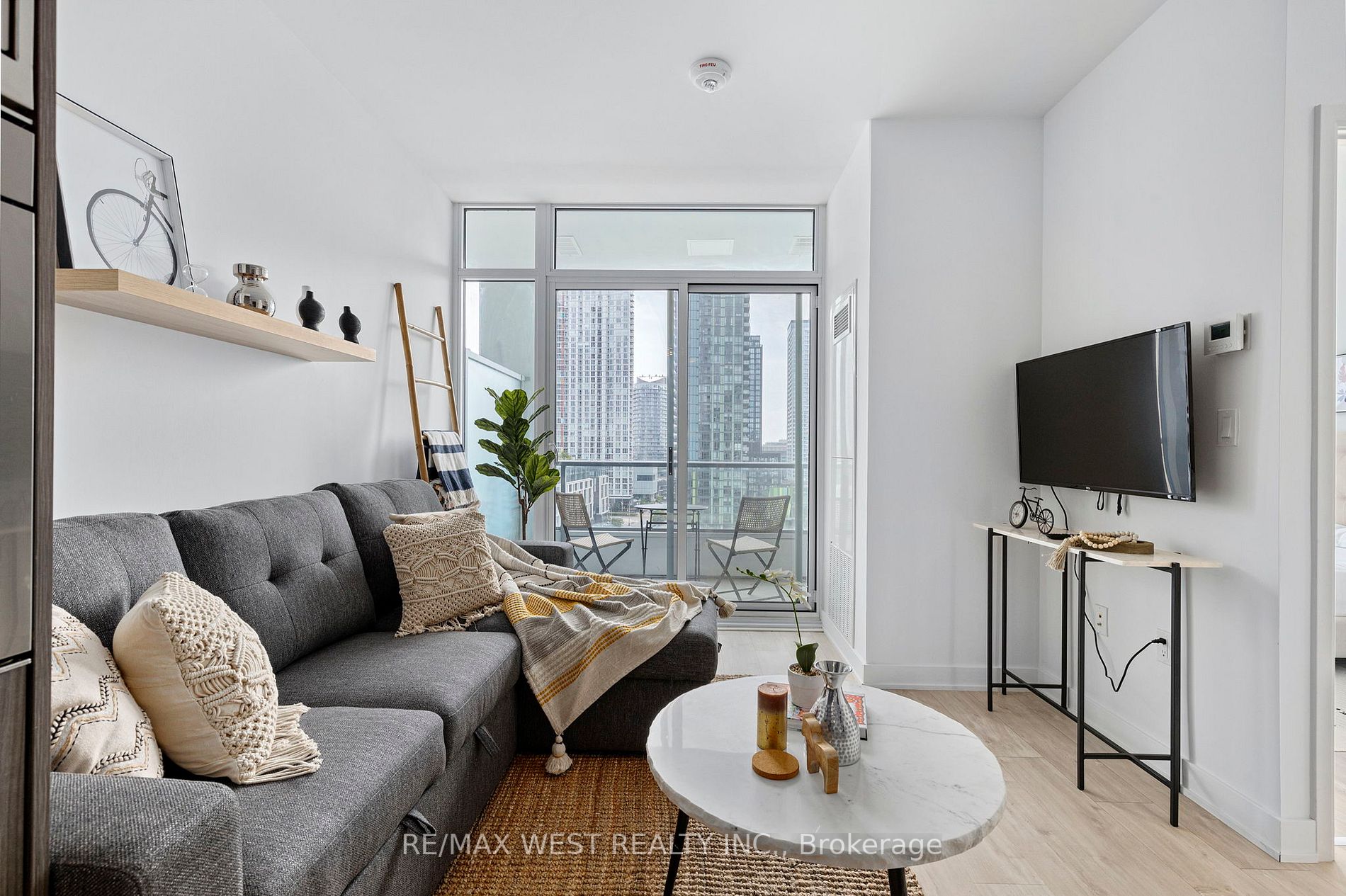 576 Front St W, #806E