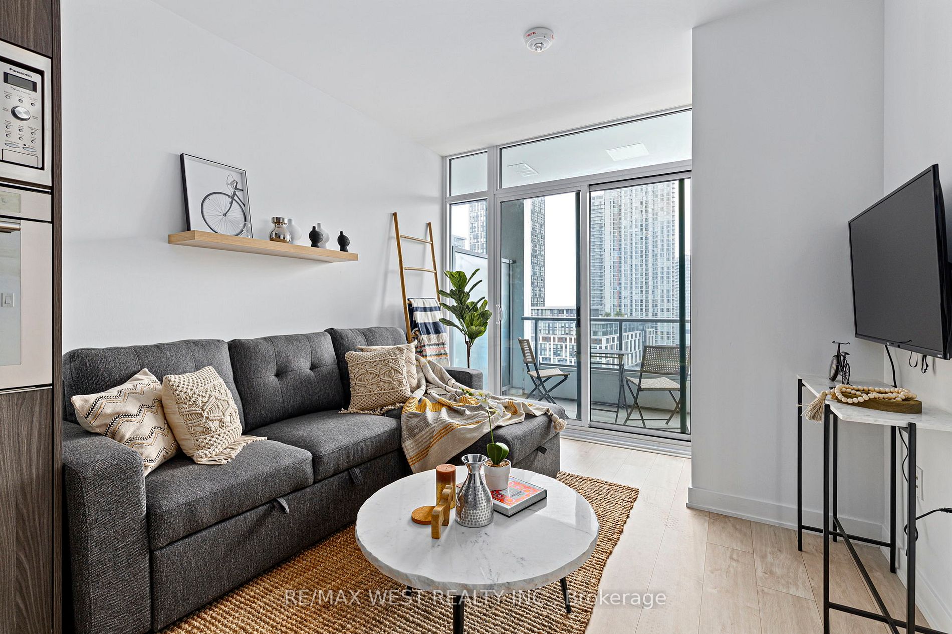 576 Front St W, #806E