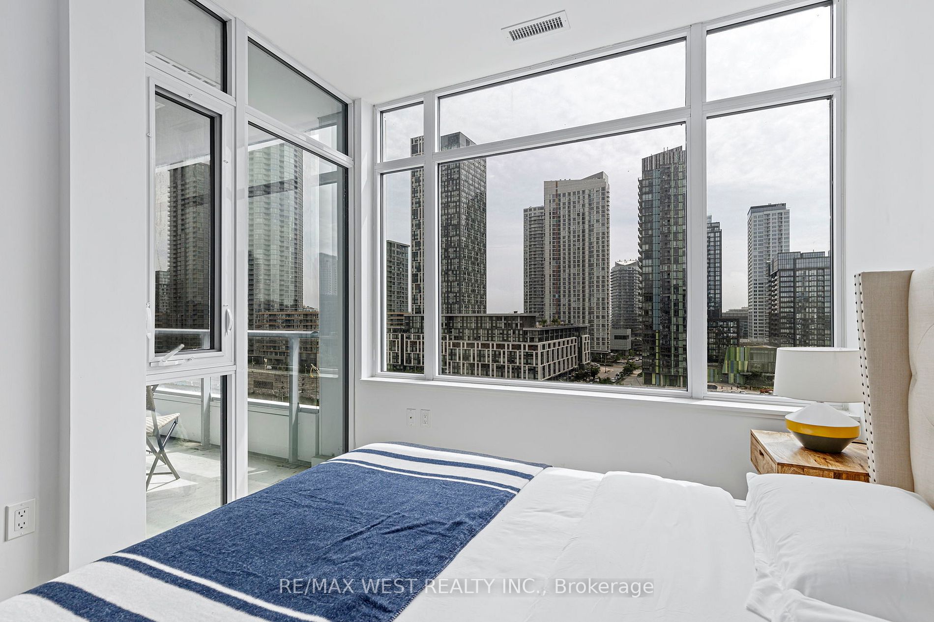 576 Front St W, #806E