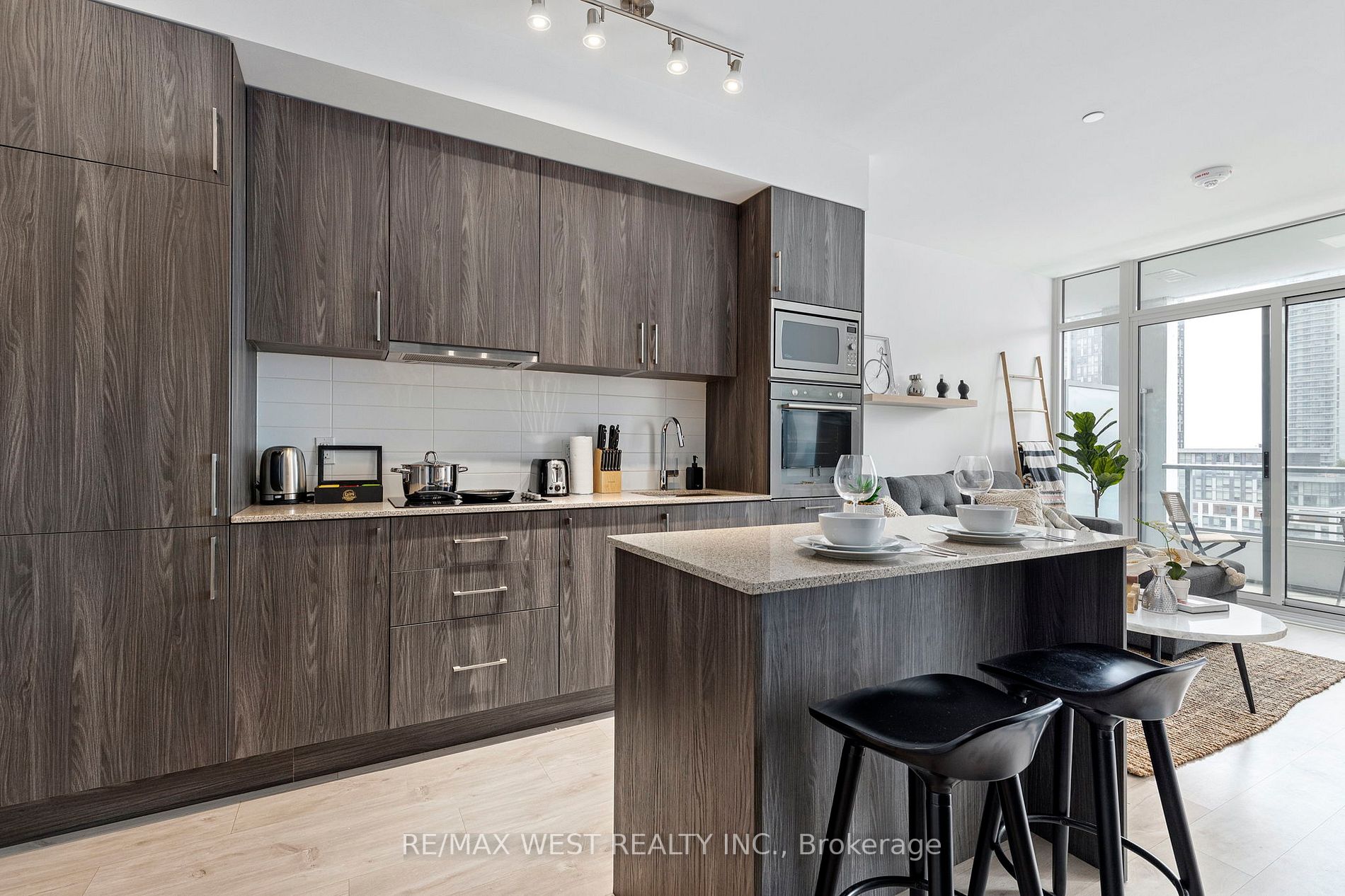 576 Front St W, #806E