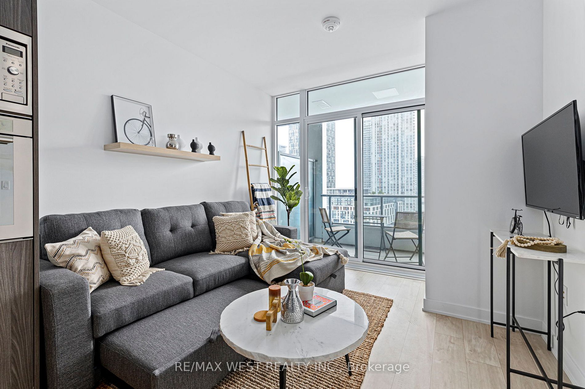 576 Front St W, #806E