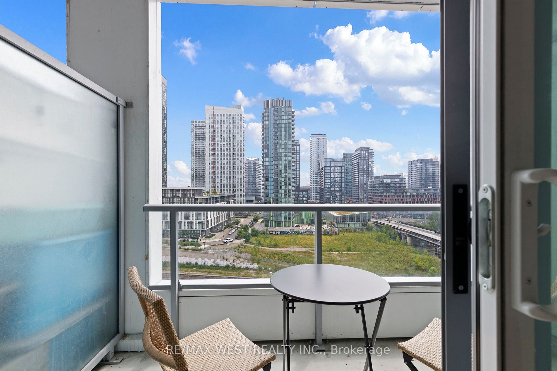 576 Front St W, #806E