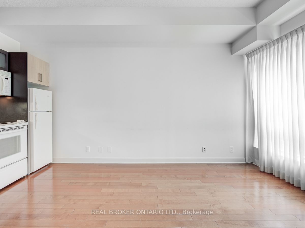 350 Wellington St W, #215