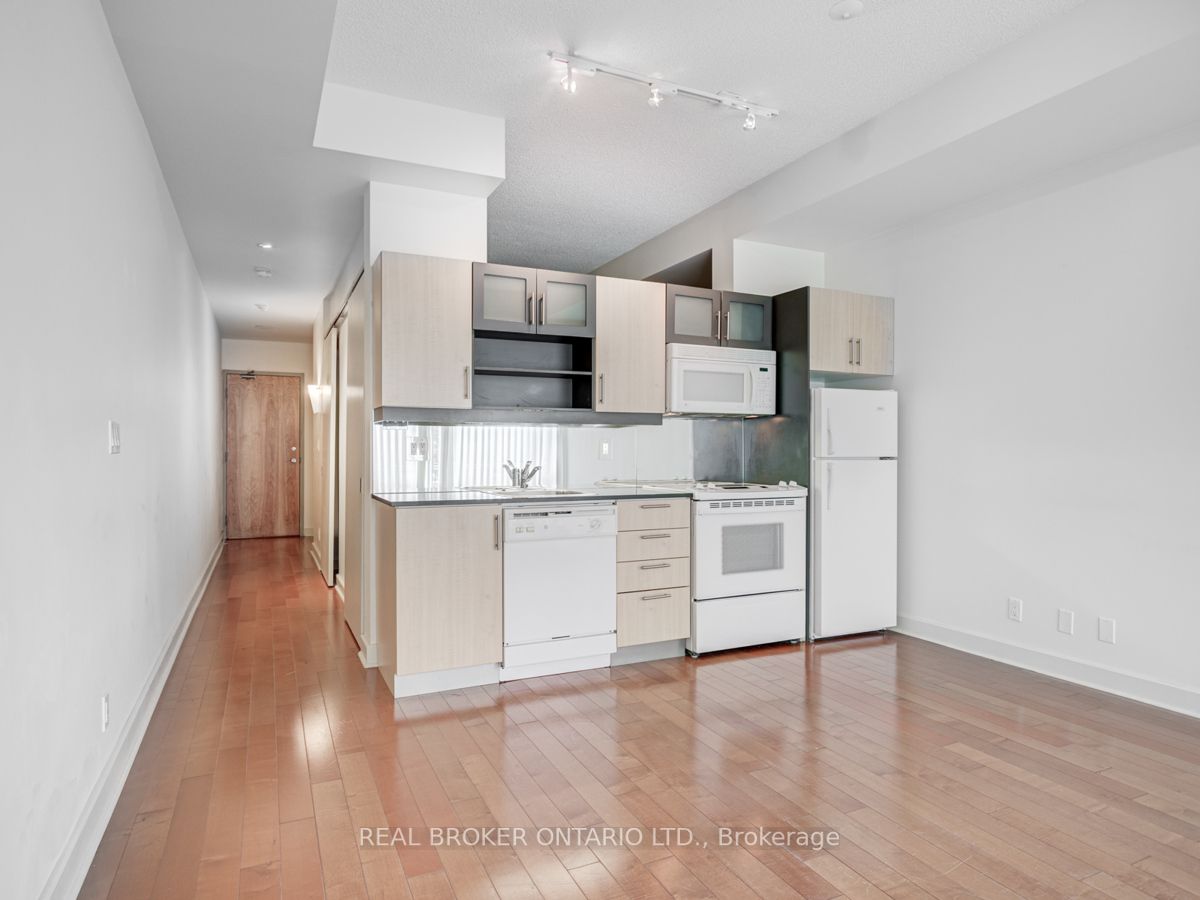 350 Wellington St W, #215