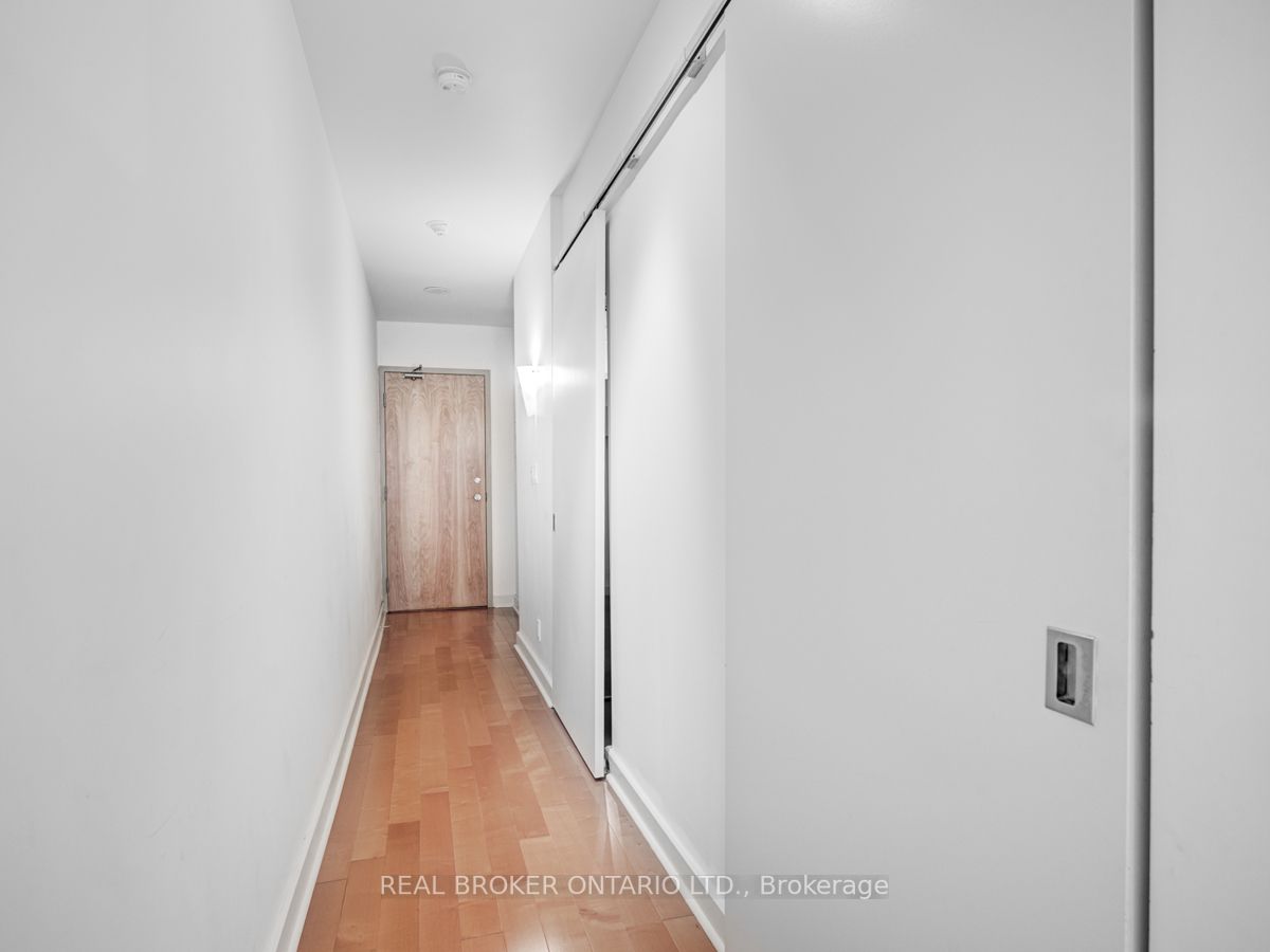 350 Wellington St W, #215