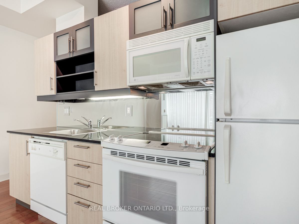 350 Wellington St W, #215