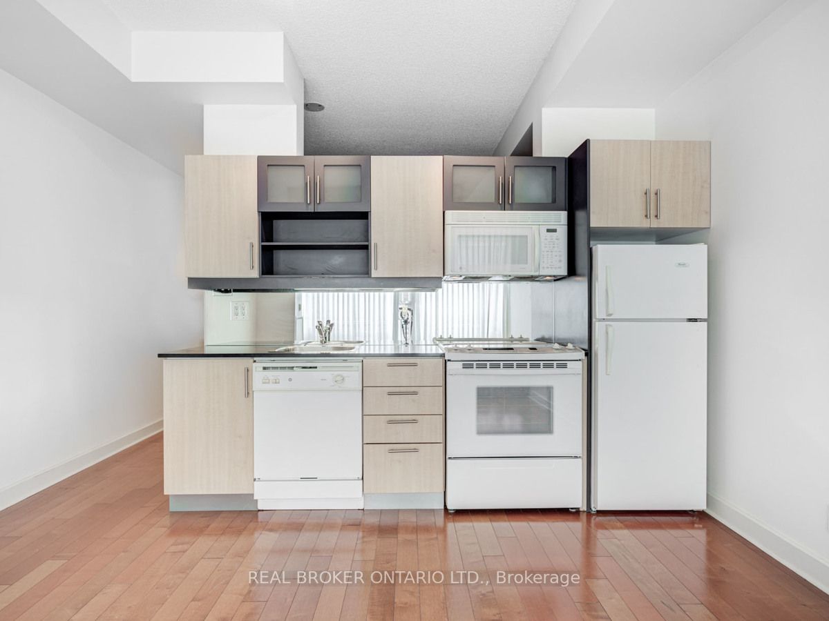350 Wellington St W, #215