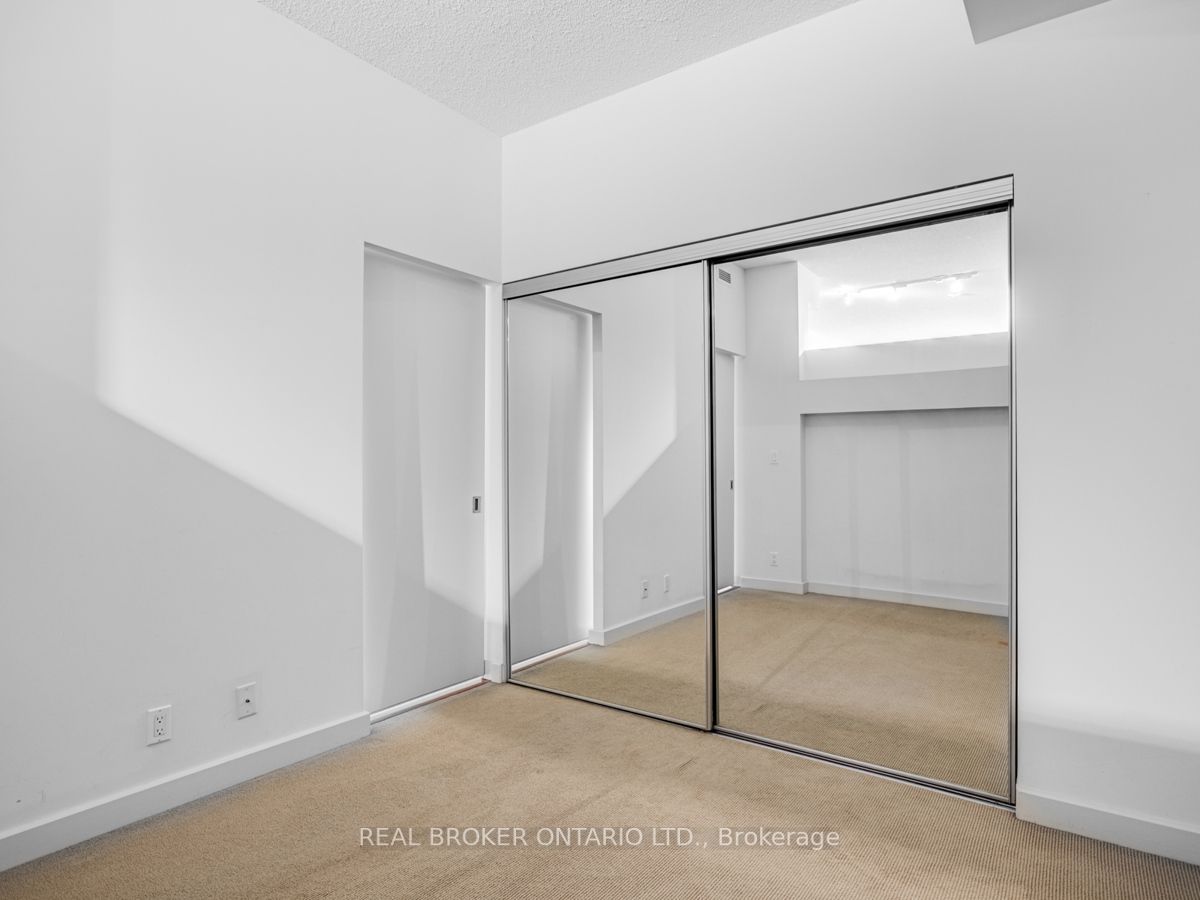 350 Wellington St W, #215