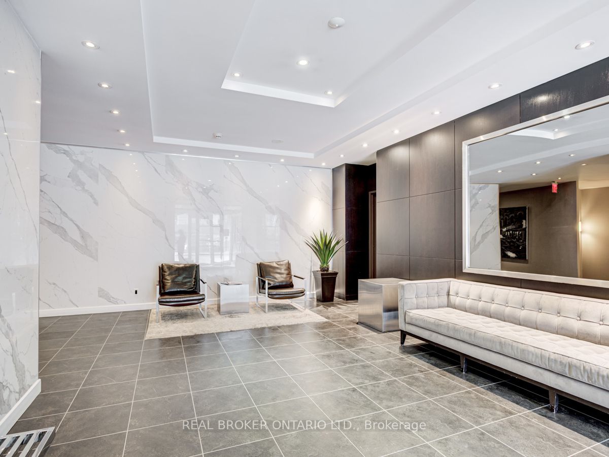 350 Wellington St W, #215