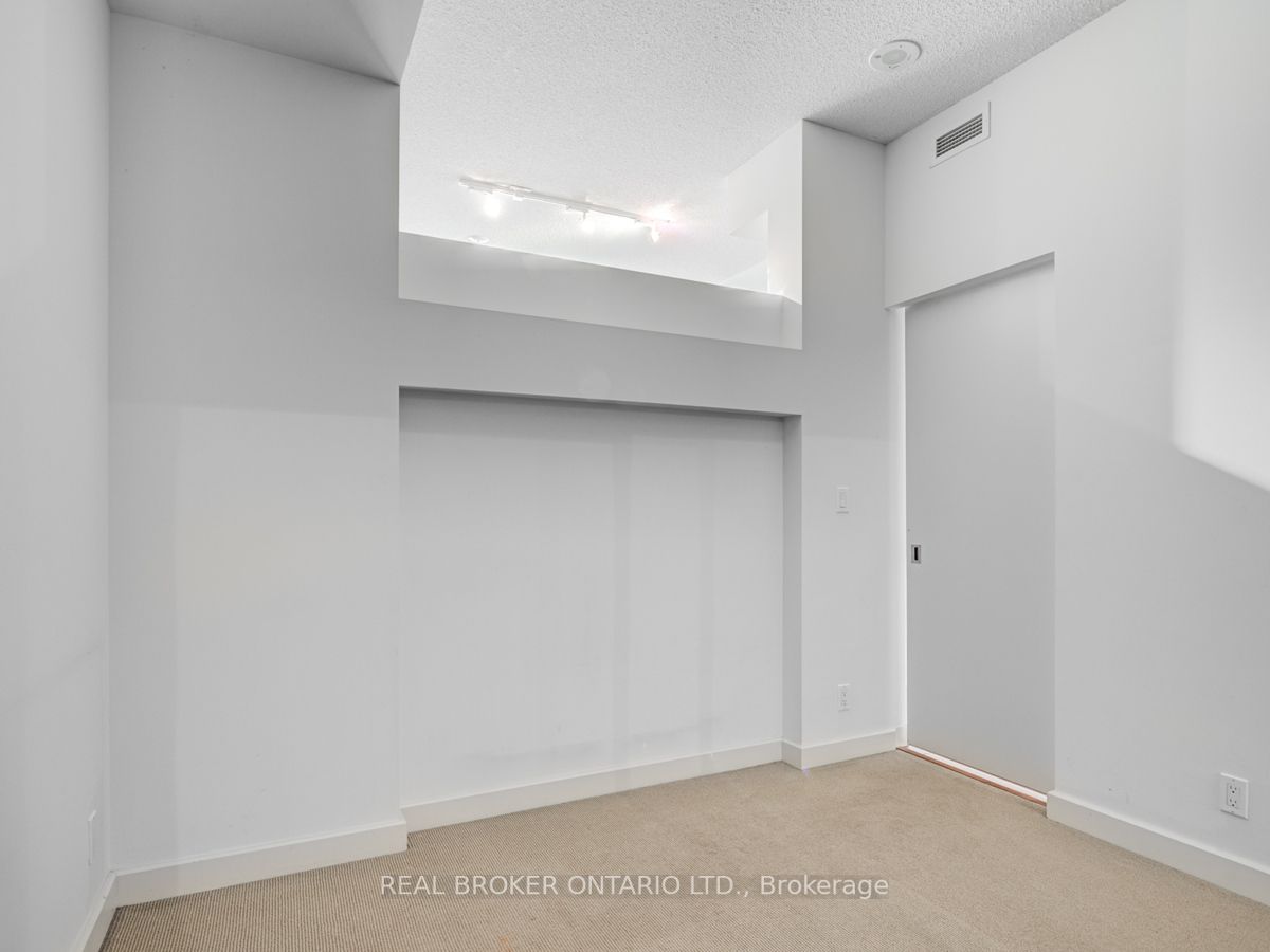 350 Wellington St W, #215