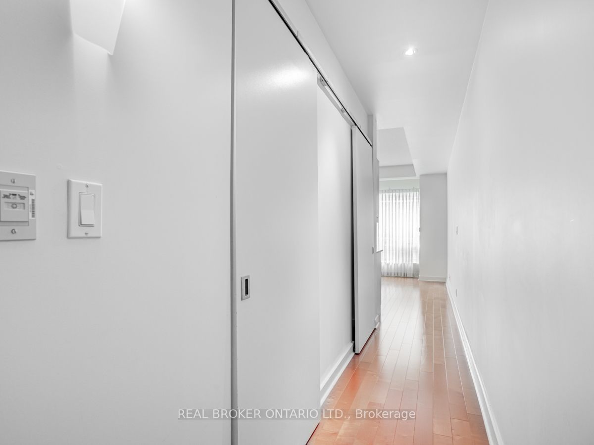 350 Wellington St W, #215