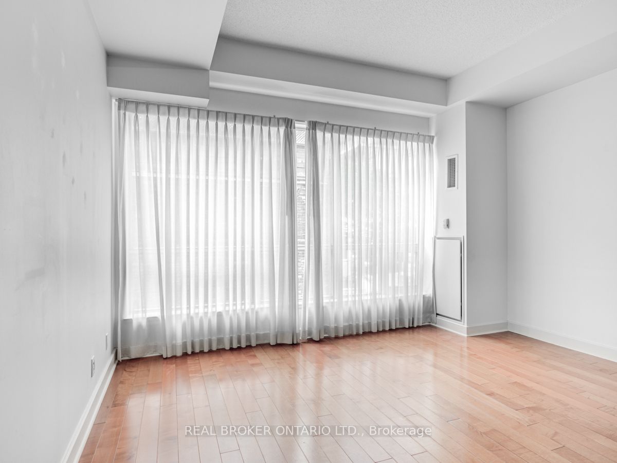 350 Wellington St W, #215