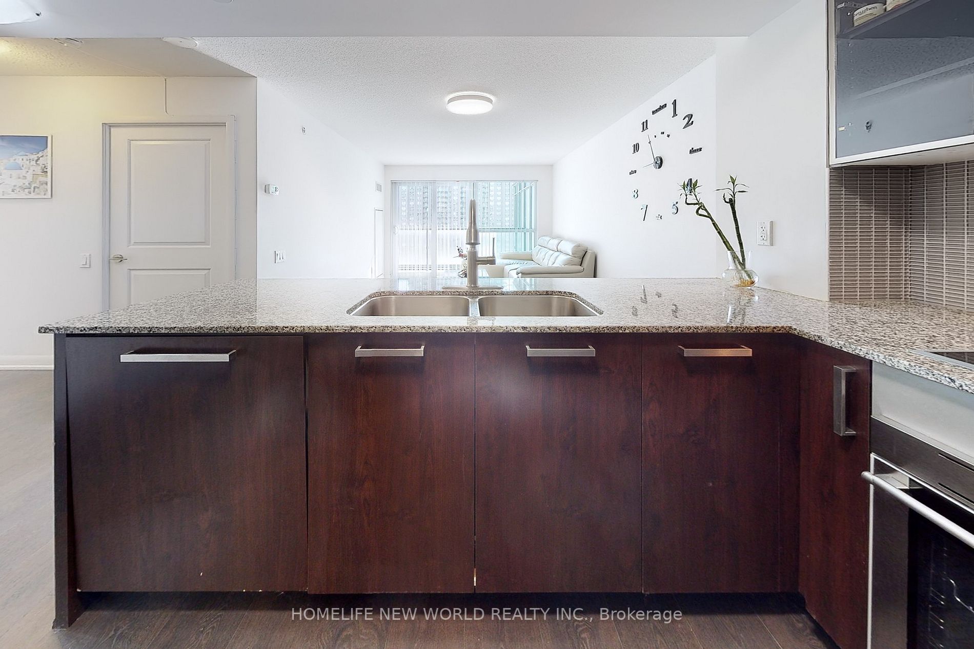 5162 Yonge St, #706