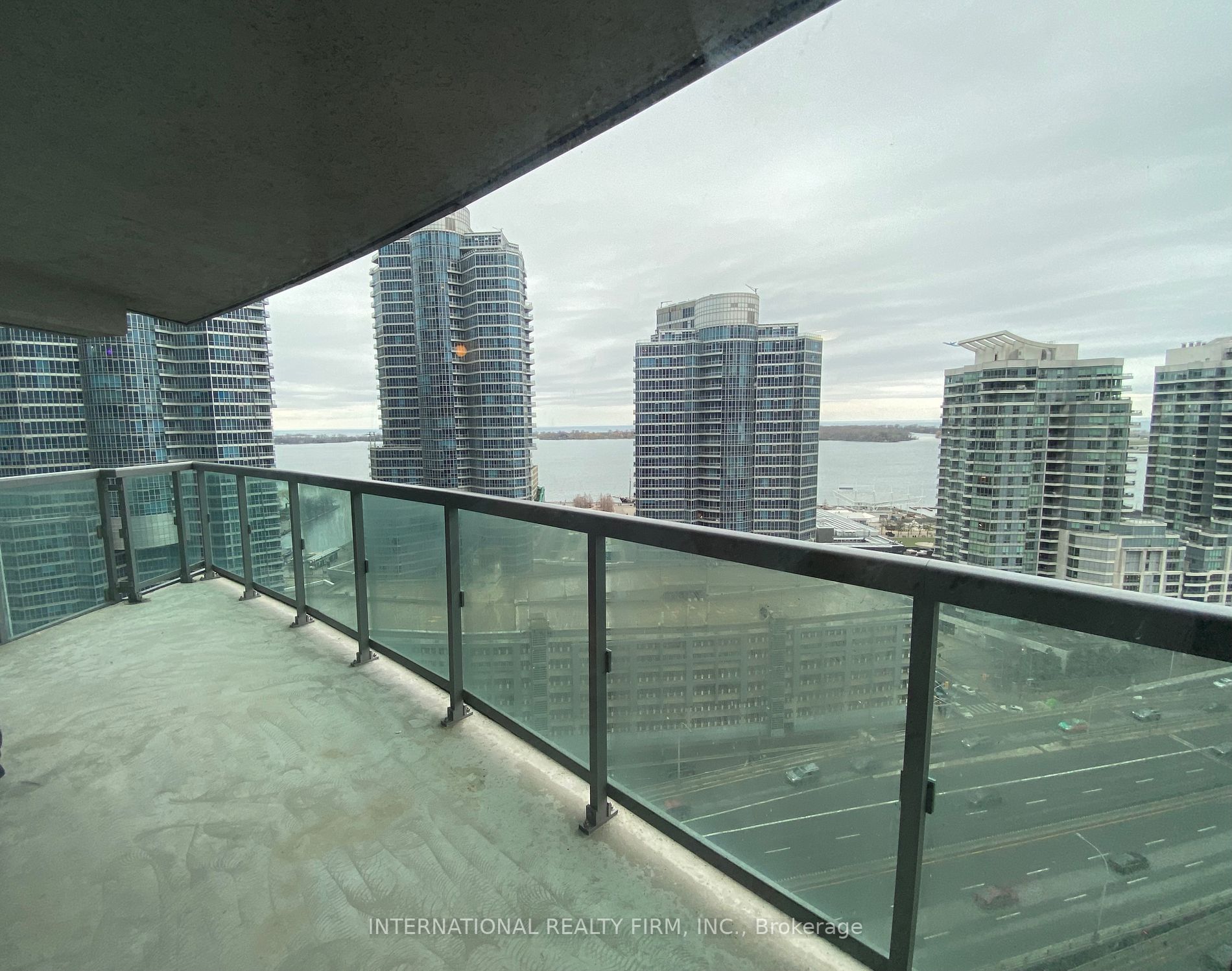 19 Grand Trunk Cres, #2511