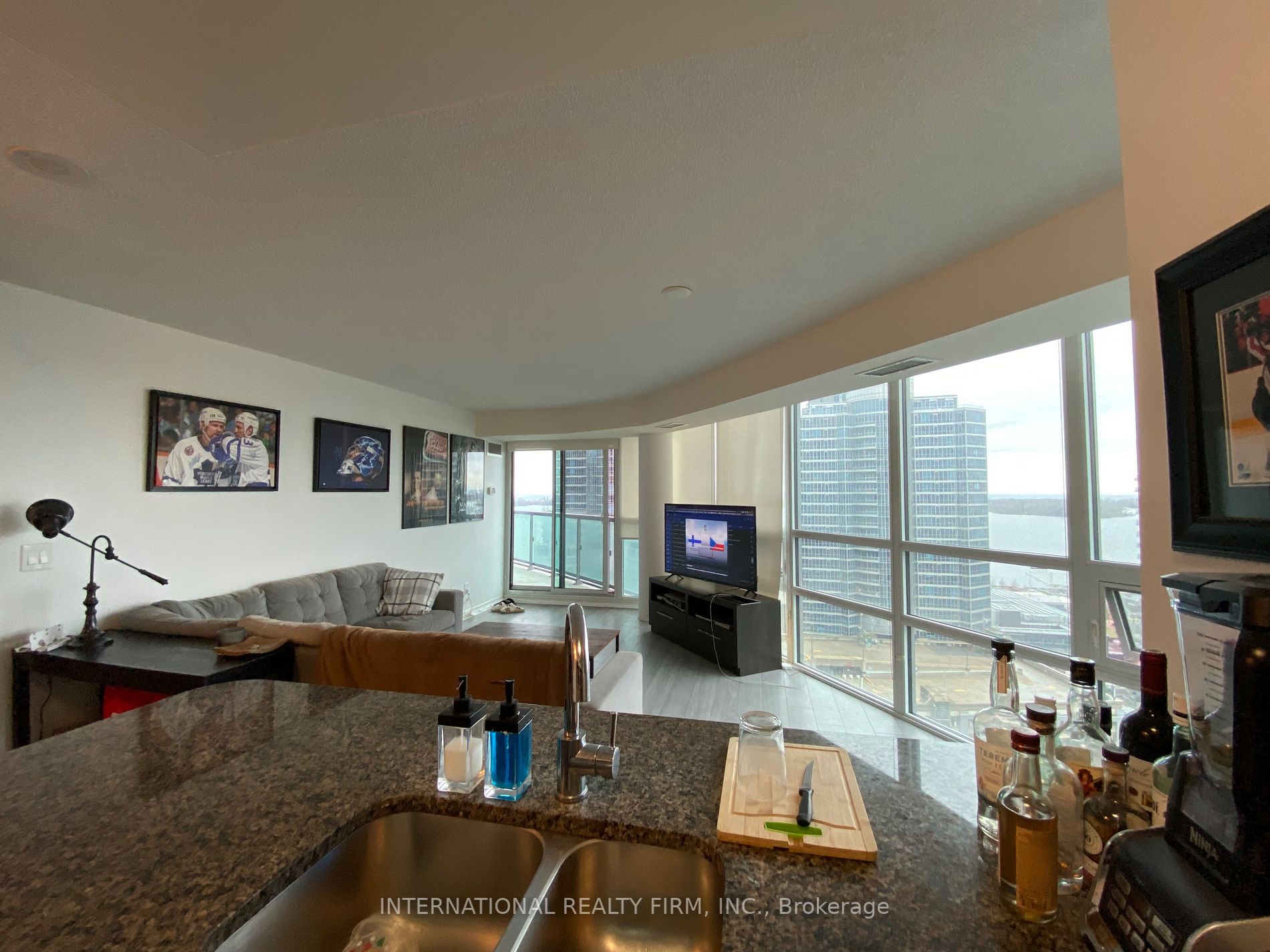 19 Grand Trunk Cres, #2511