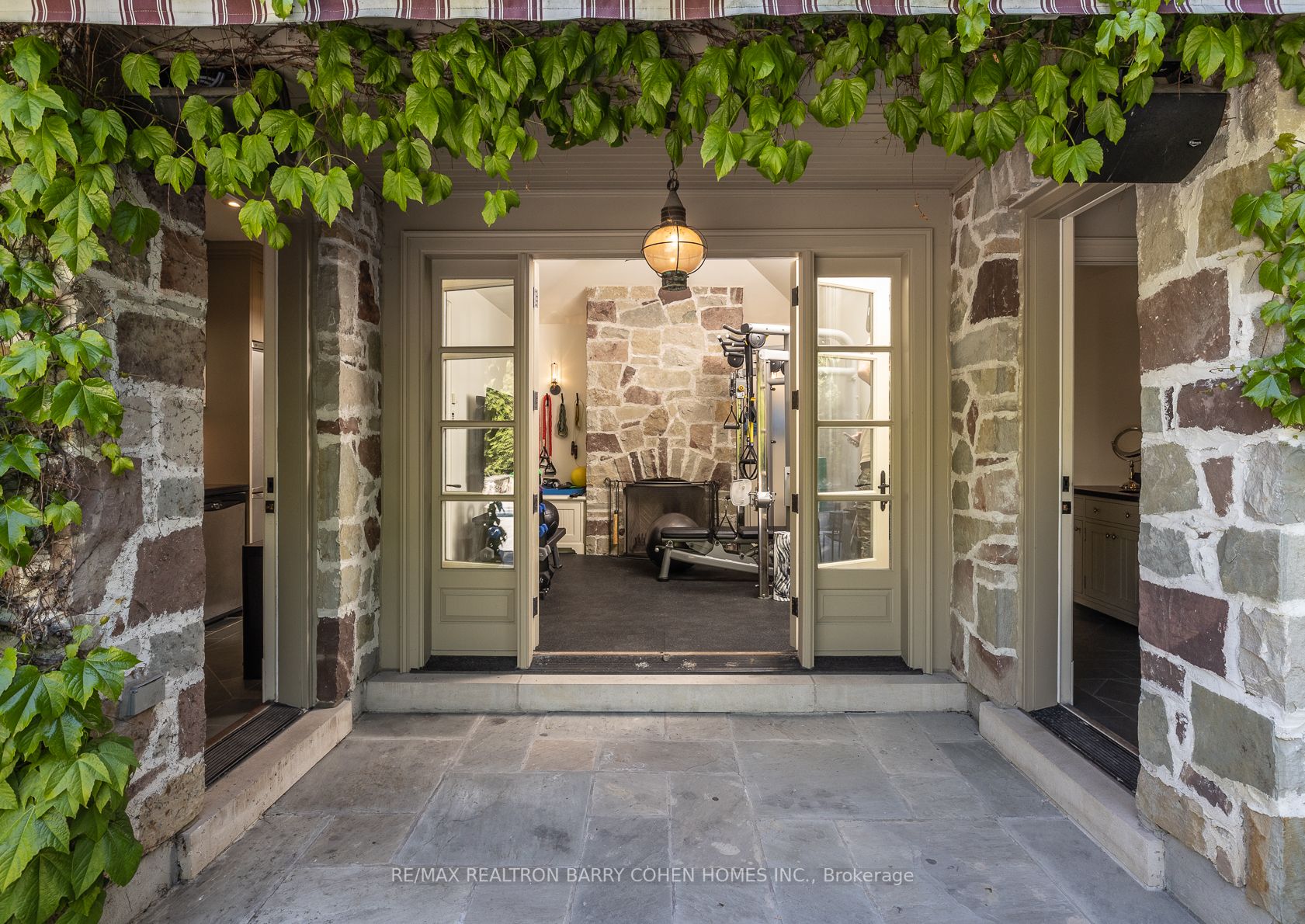 102 Sandringham Dr