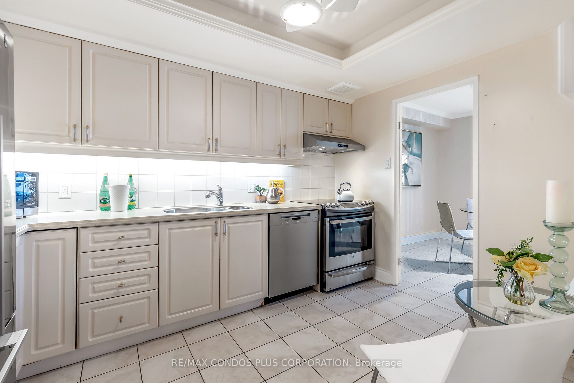 62 Wellesley St W, #502