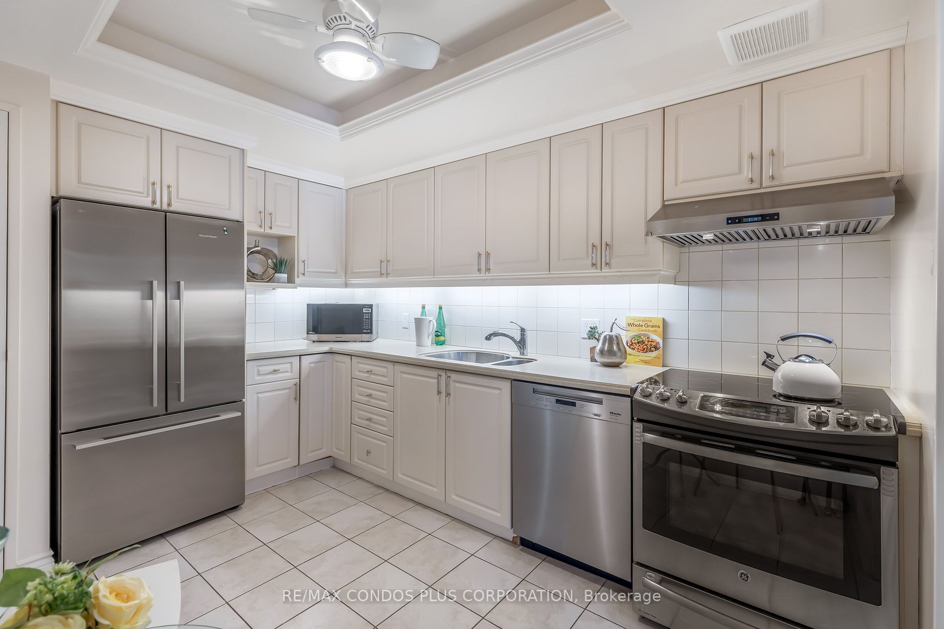 62 Wellesley St W, #502