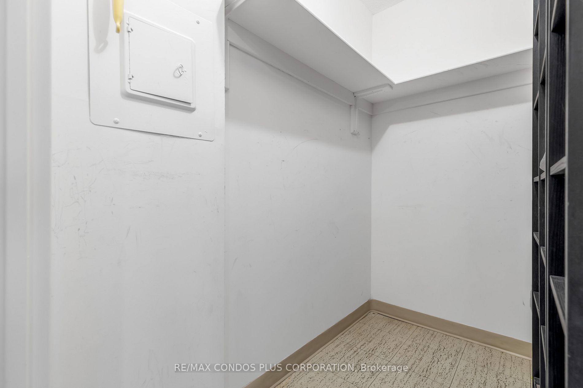 62 Wellesley St W, #502