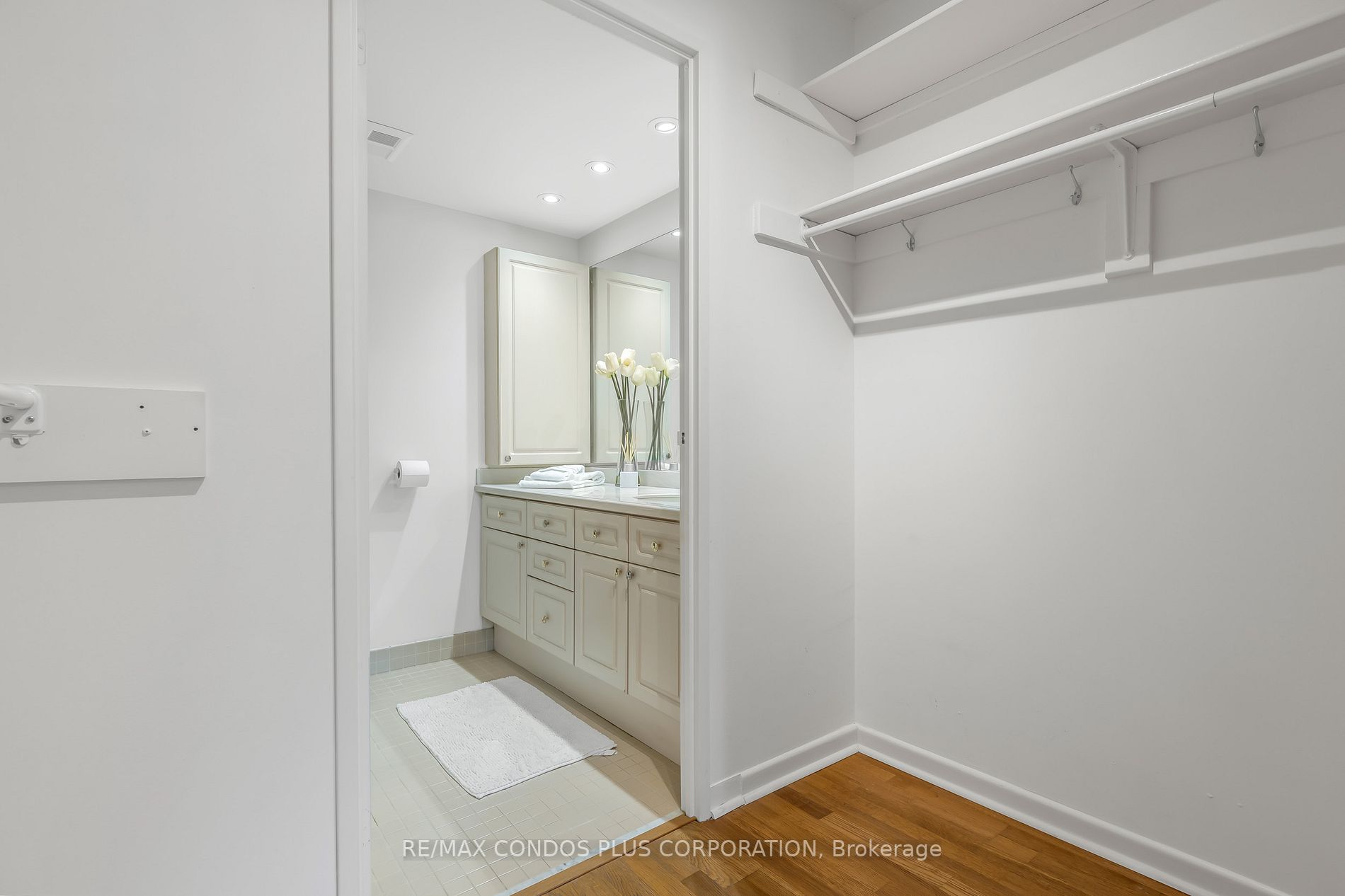 62 Wellesley St W, #502