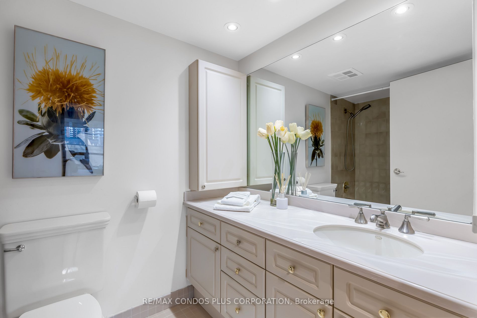 62 Wellesley St W, #502
