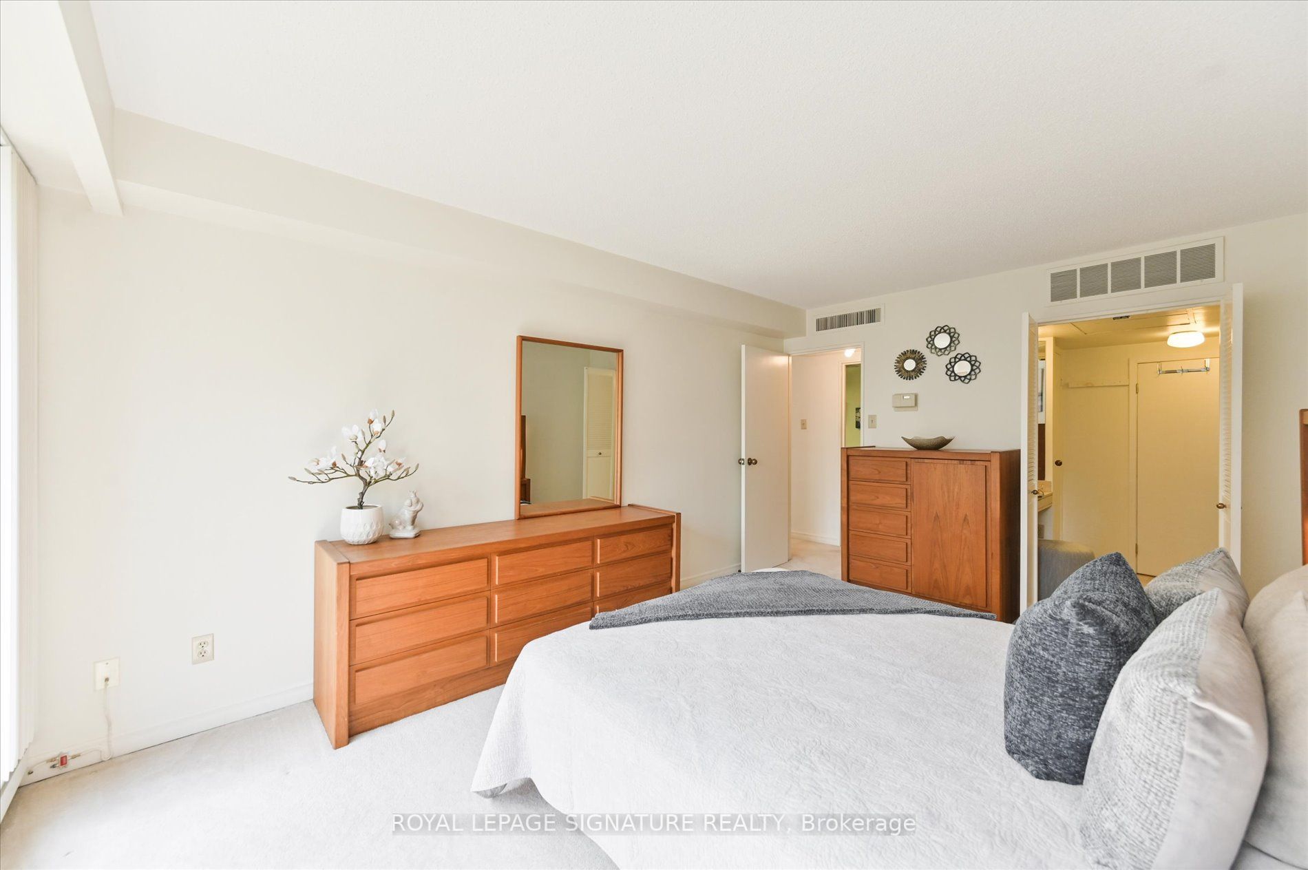 55 Harbour Sq, #1315
