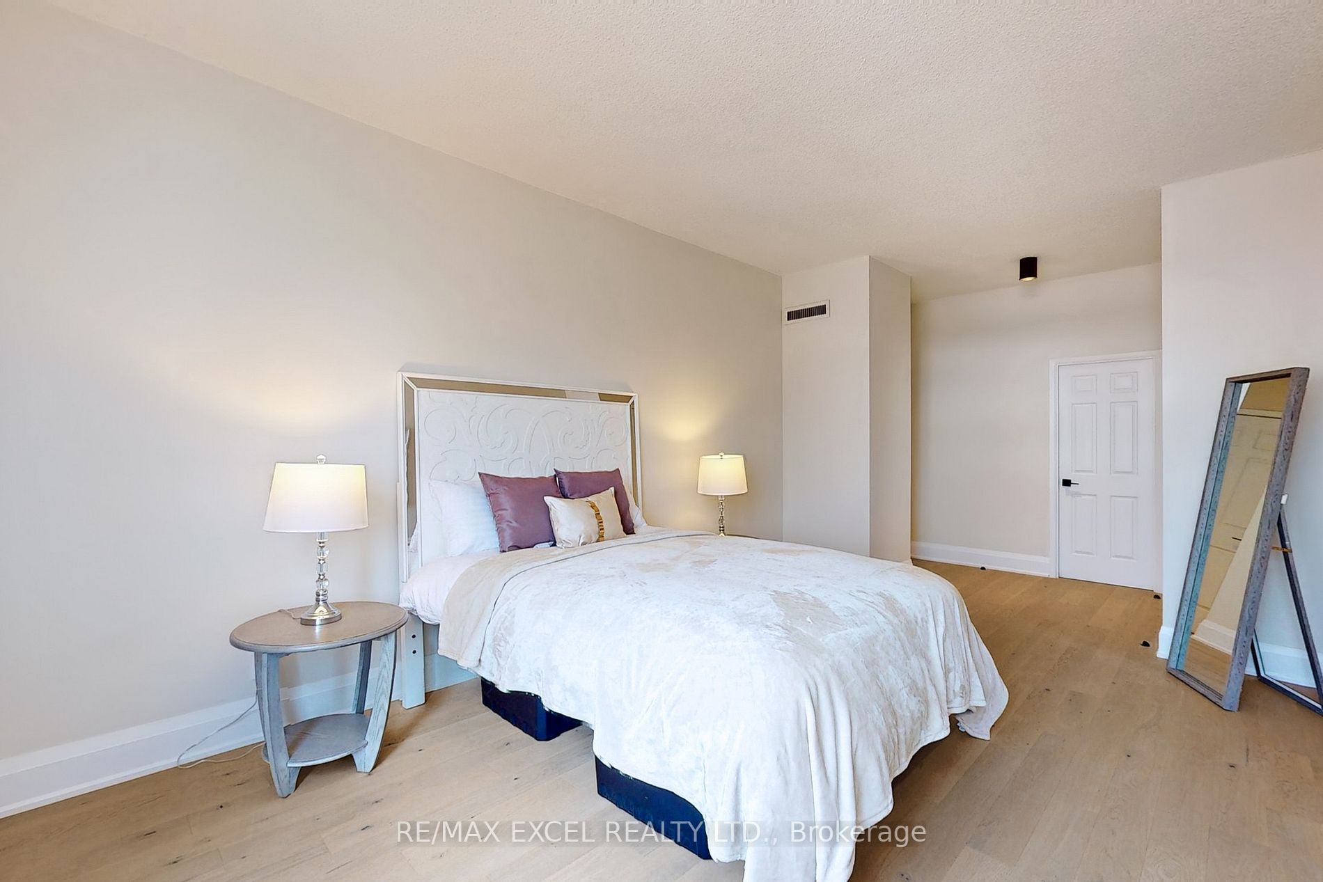 25 George St, #Ph4