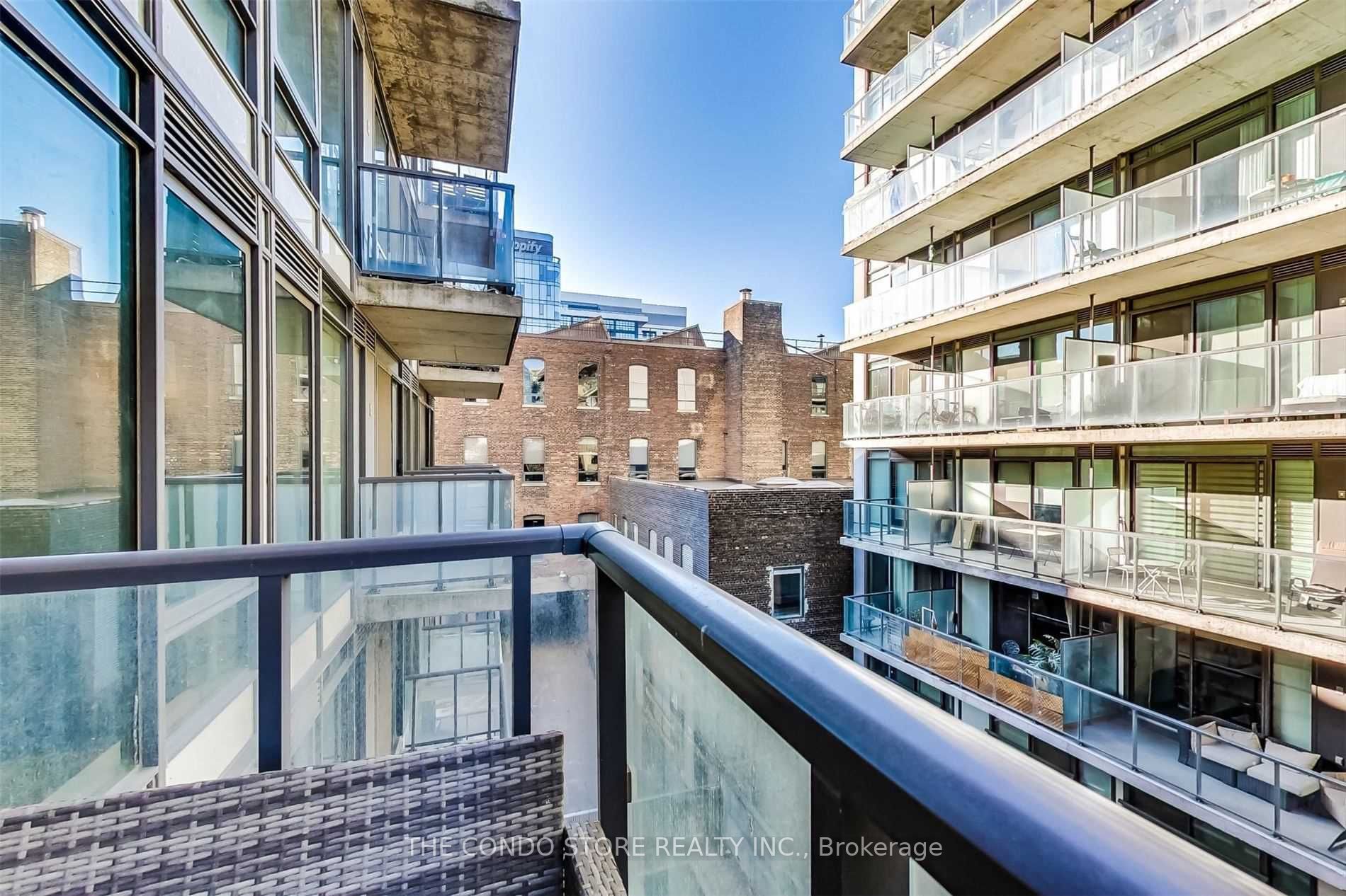 560 King St W, #527