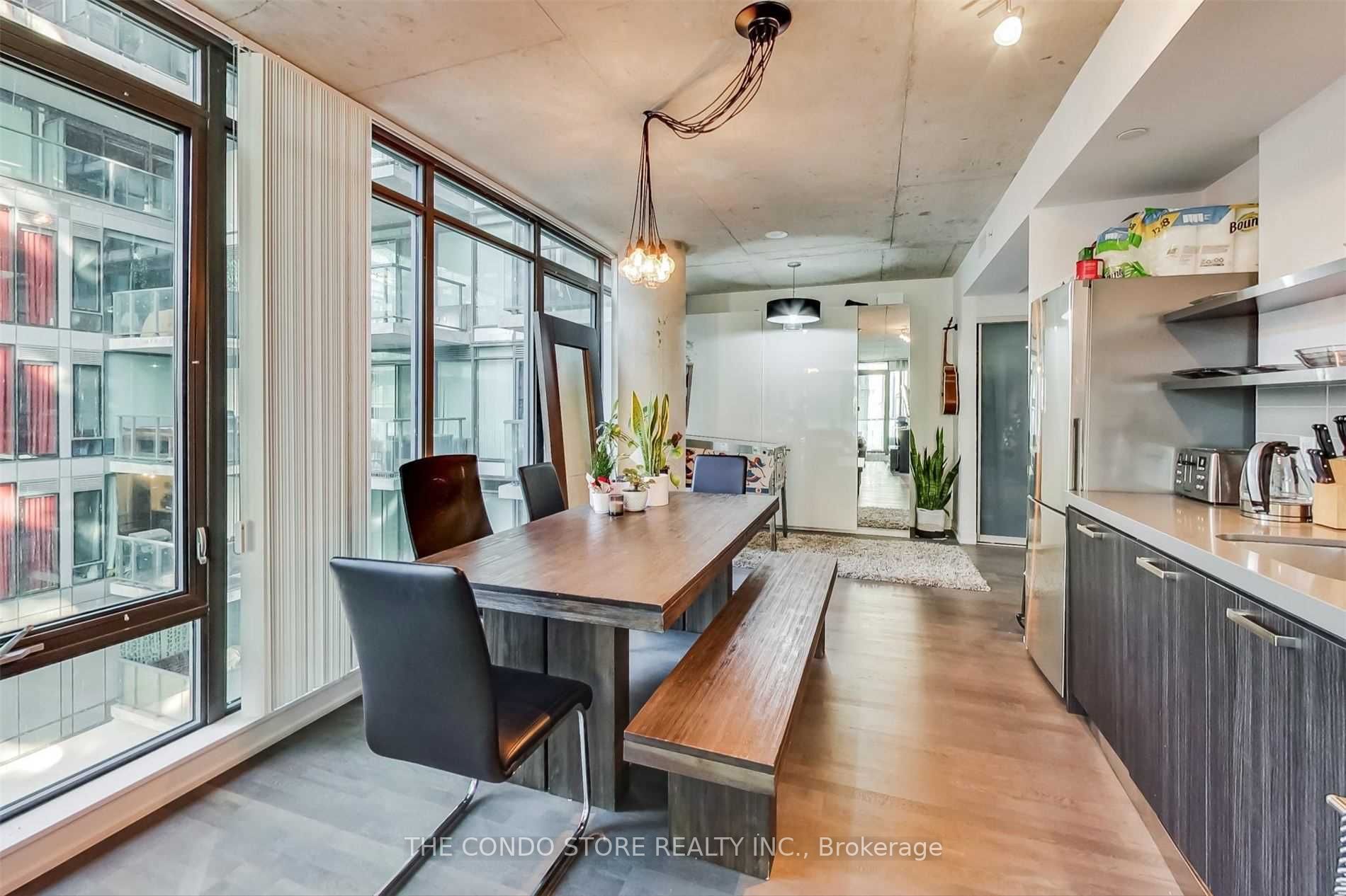 560 King St W, #527