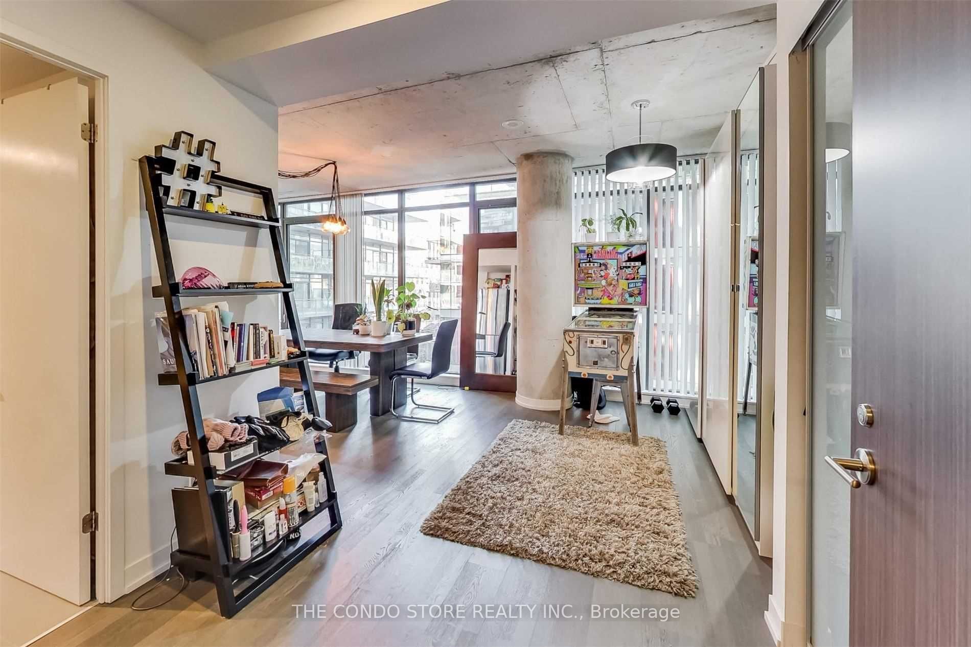 560 King St W, #527