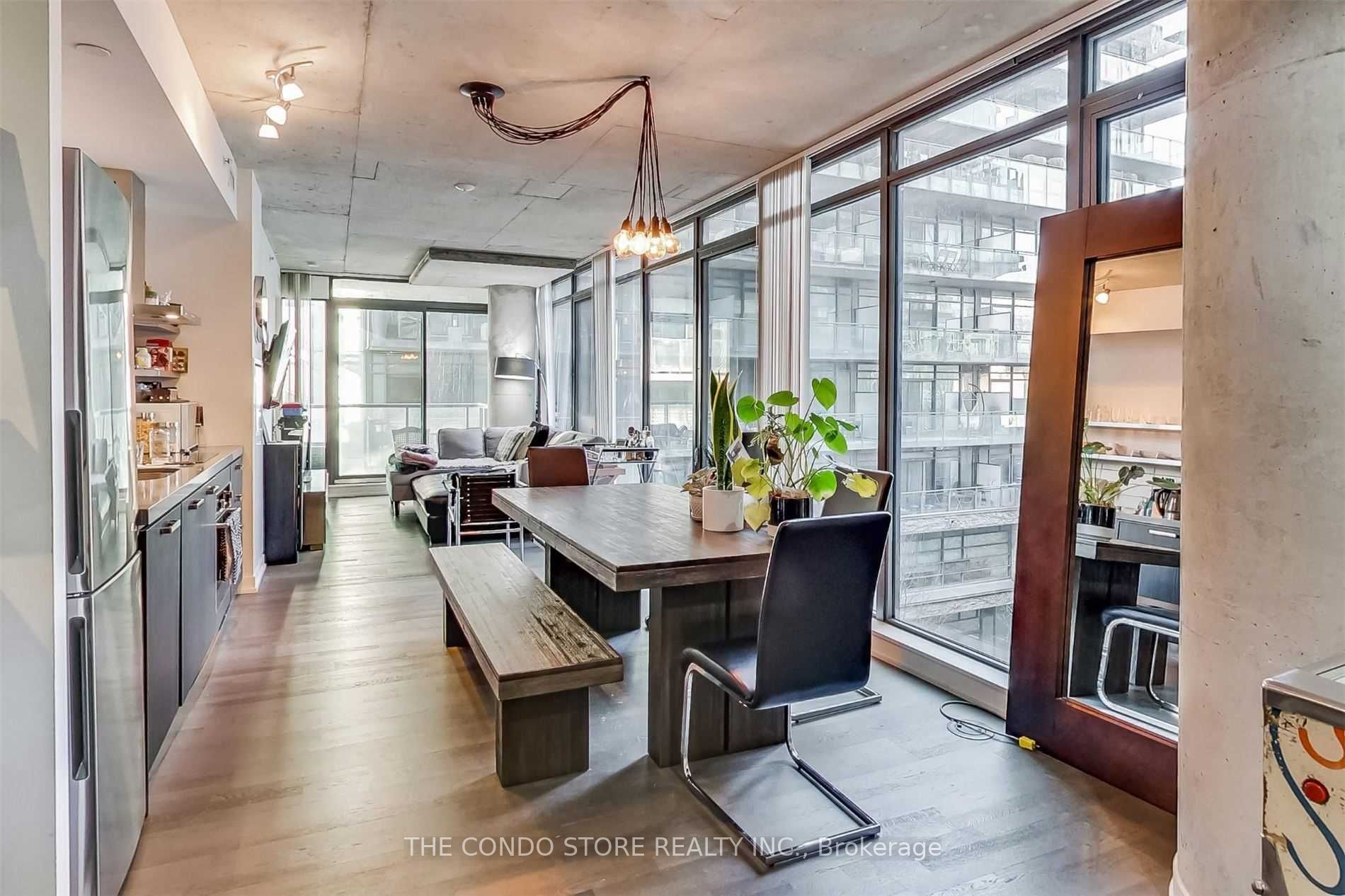 560 King St W, #527
