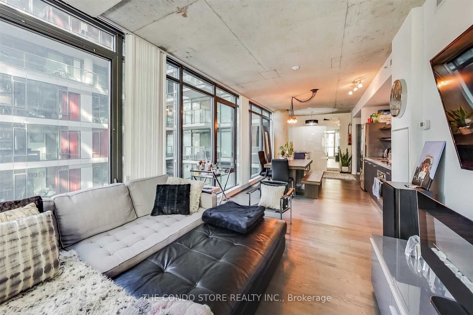 560 King St W, #527