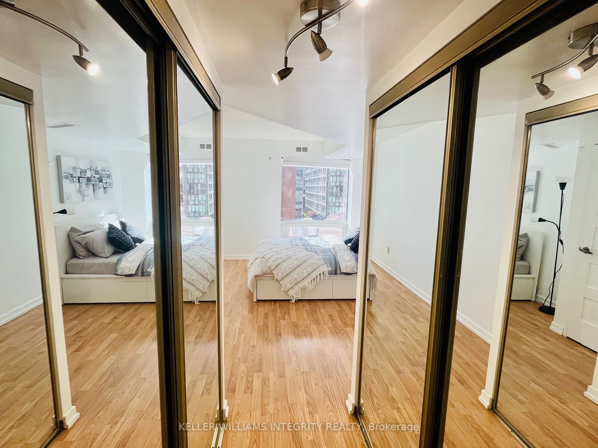 1001 Bay St, #406