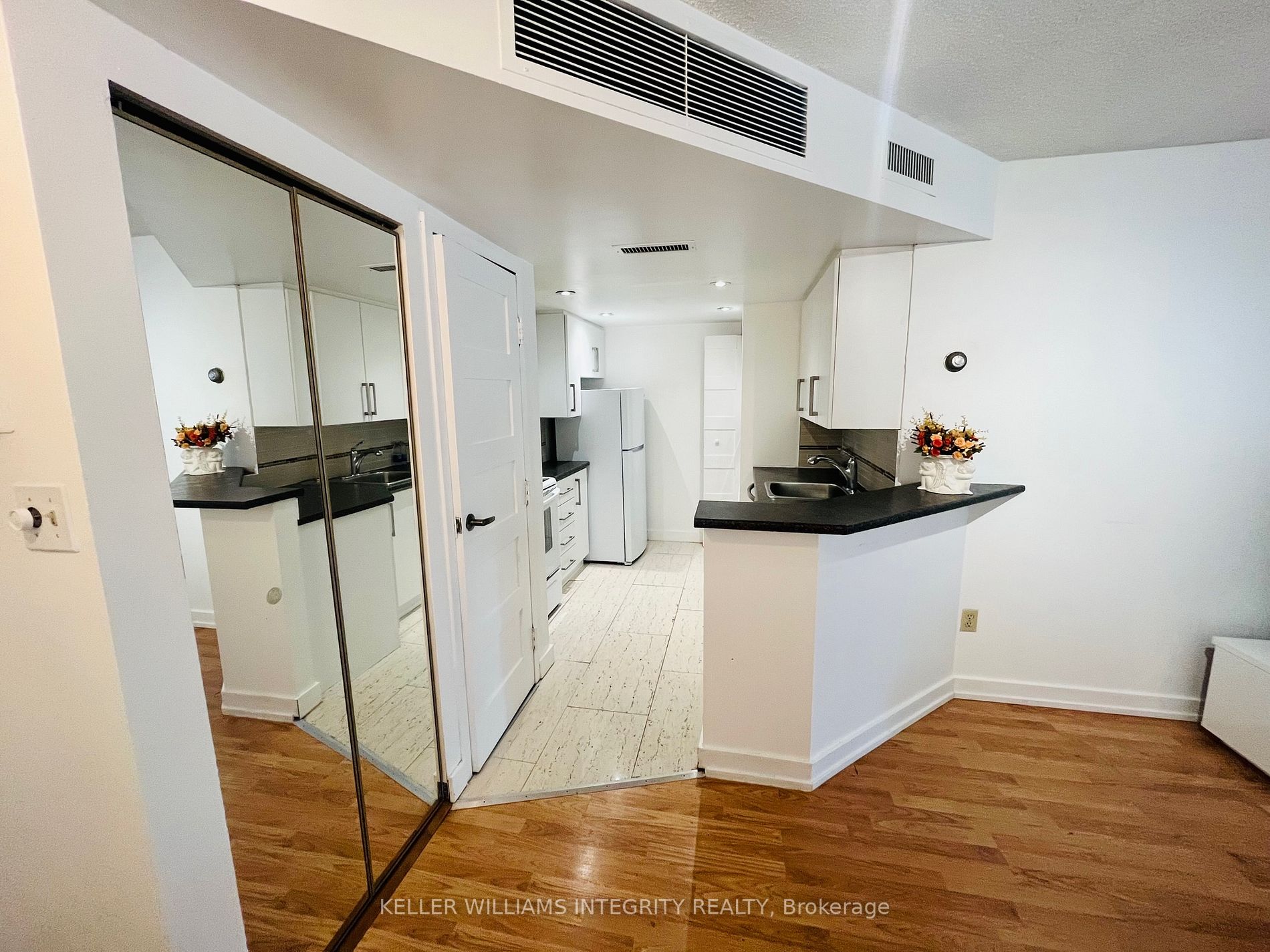1001 Bay St, #406
