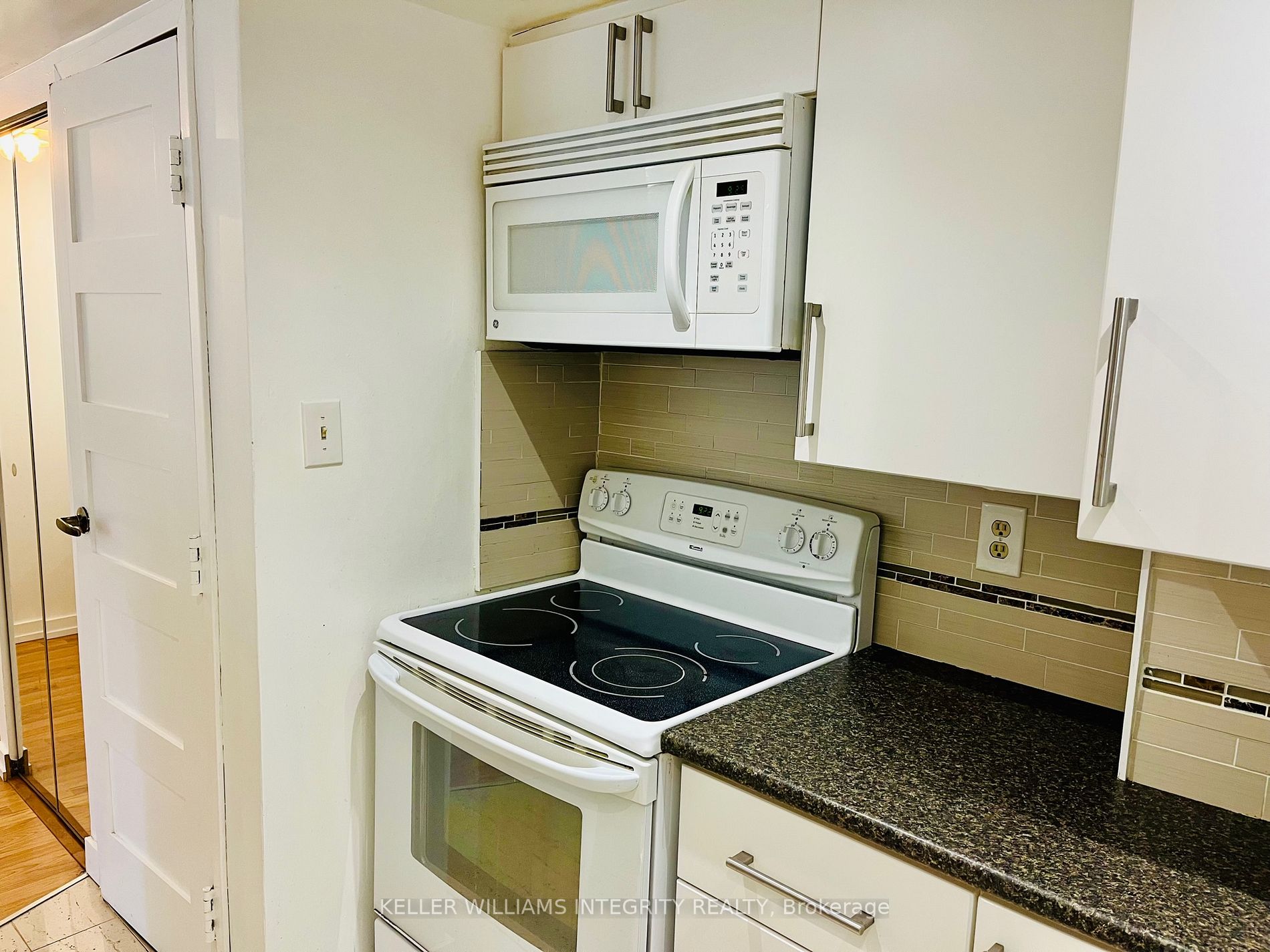 1001 Bay St, #406