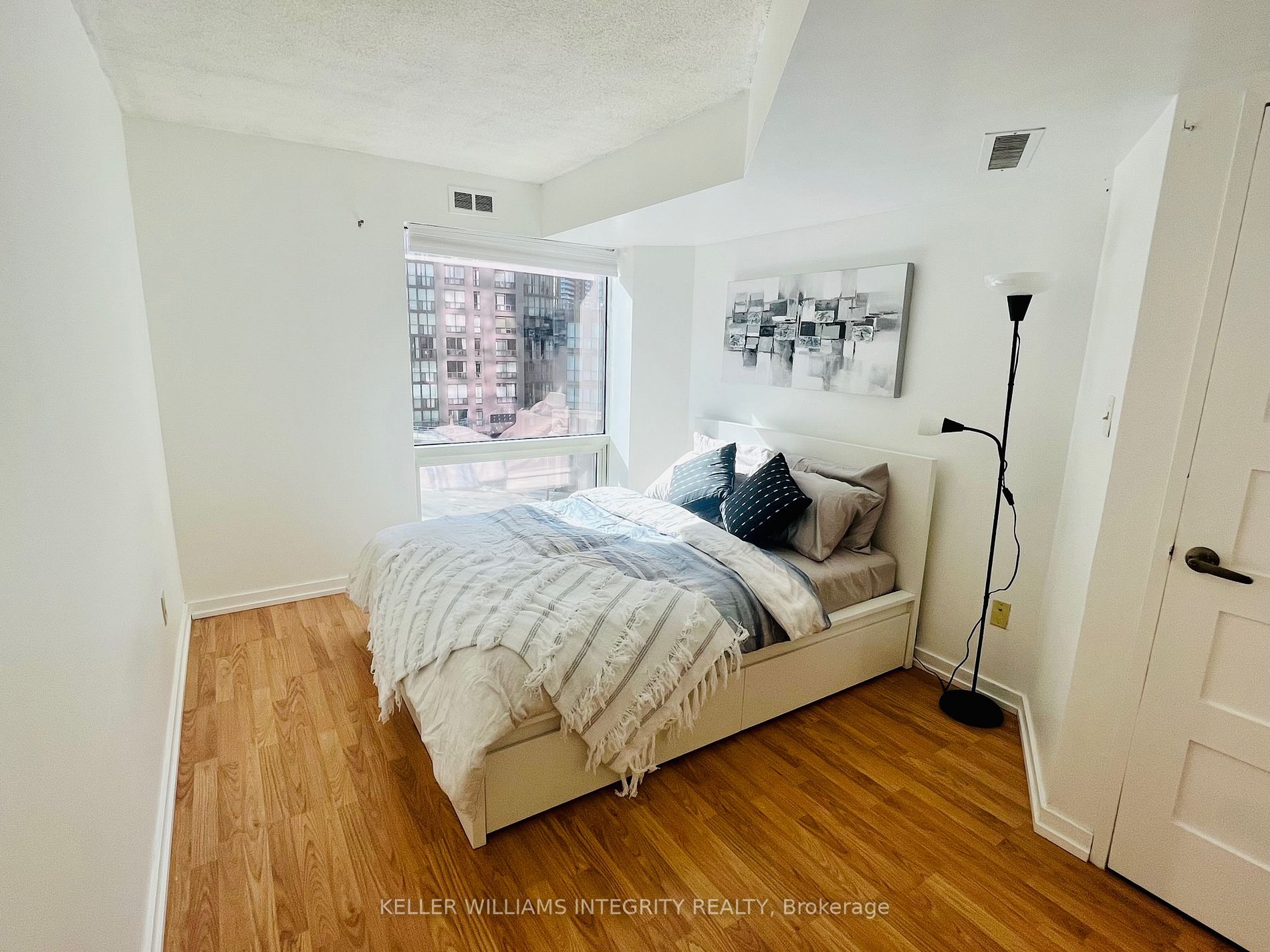 1001 Bay St, #406