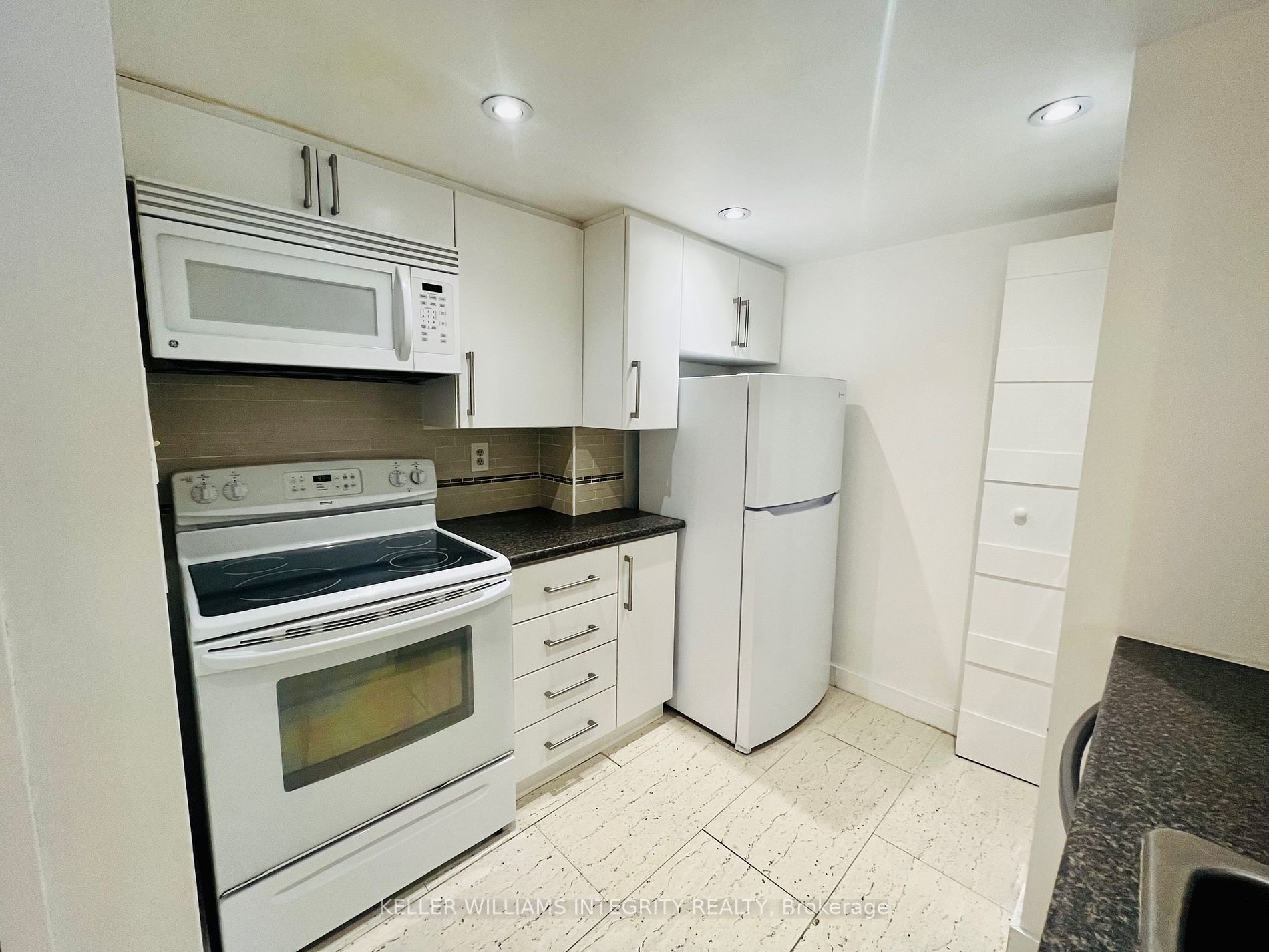 1001 Bay St, #406