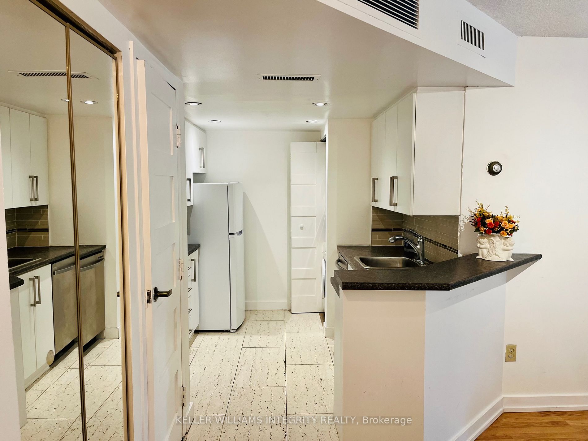 1001 Bay St, #406