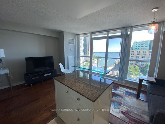 8 York St, #908