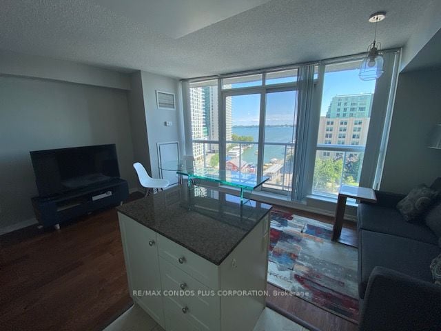 8 York St, #908