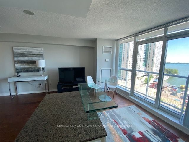 8 York St, #908