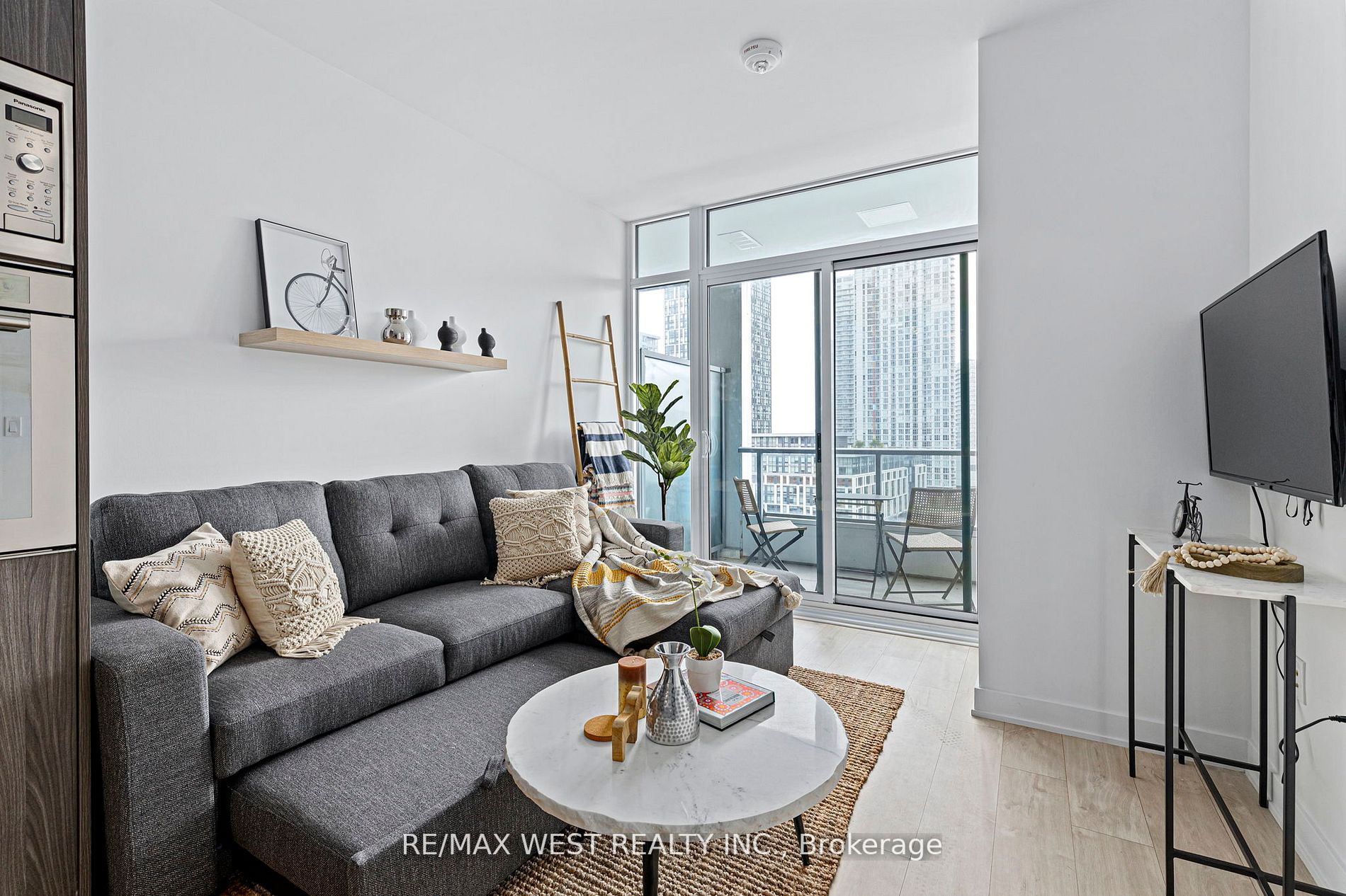 576 Front St W, #806E
