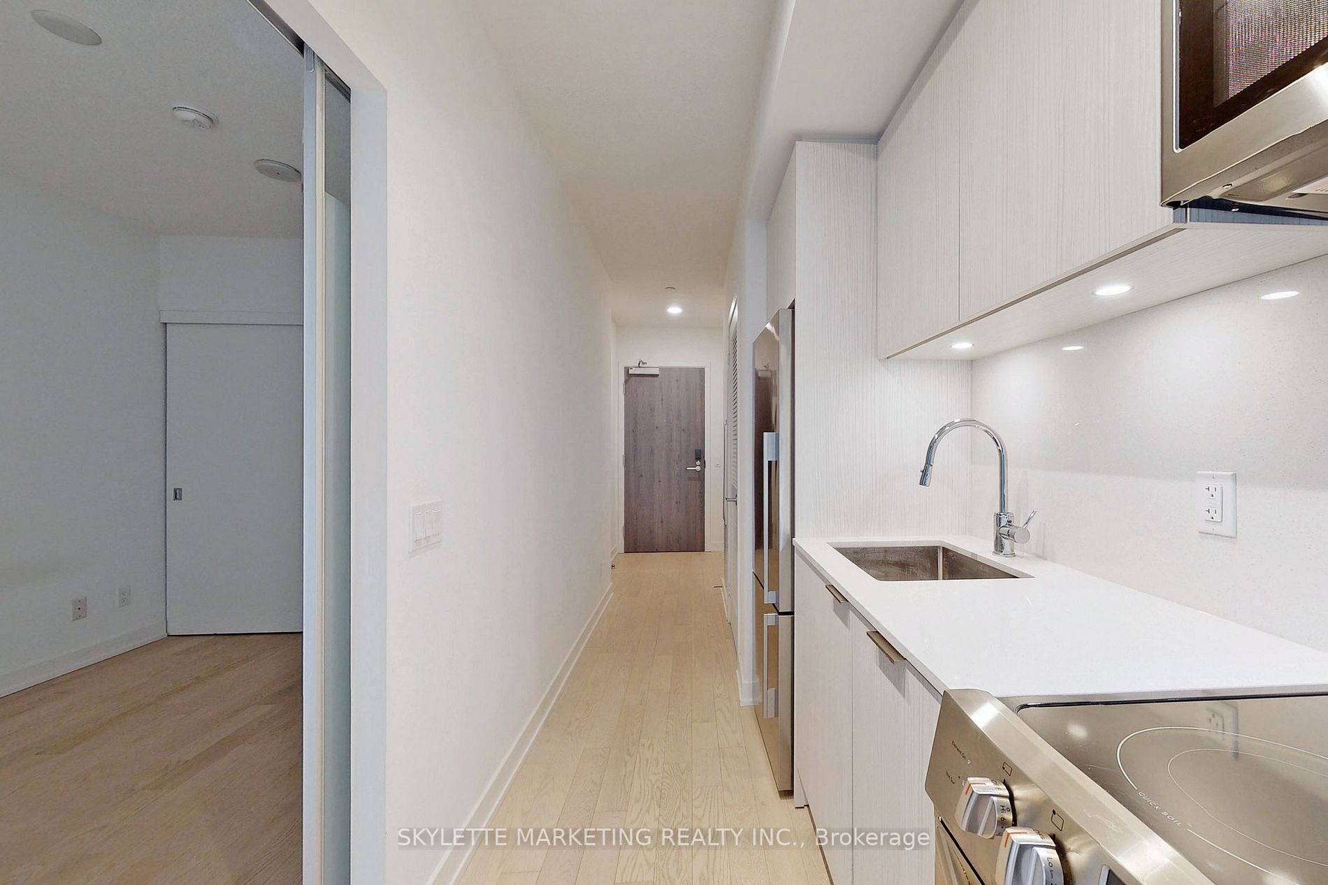 25 Richmond St E, #218