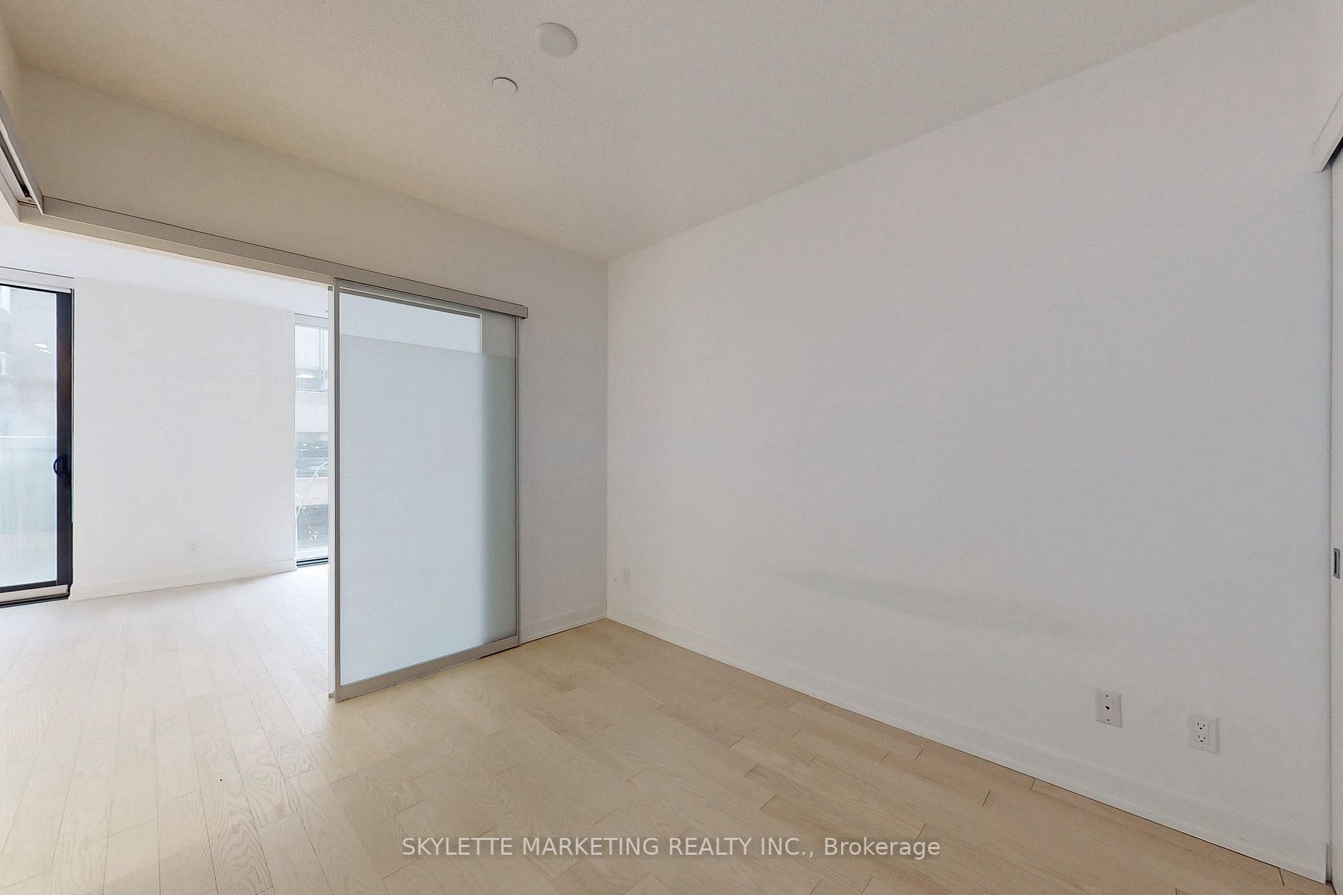 25 Richmond St E, #218