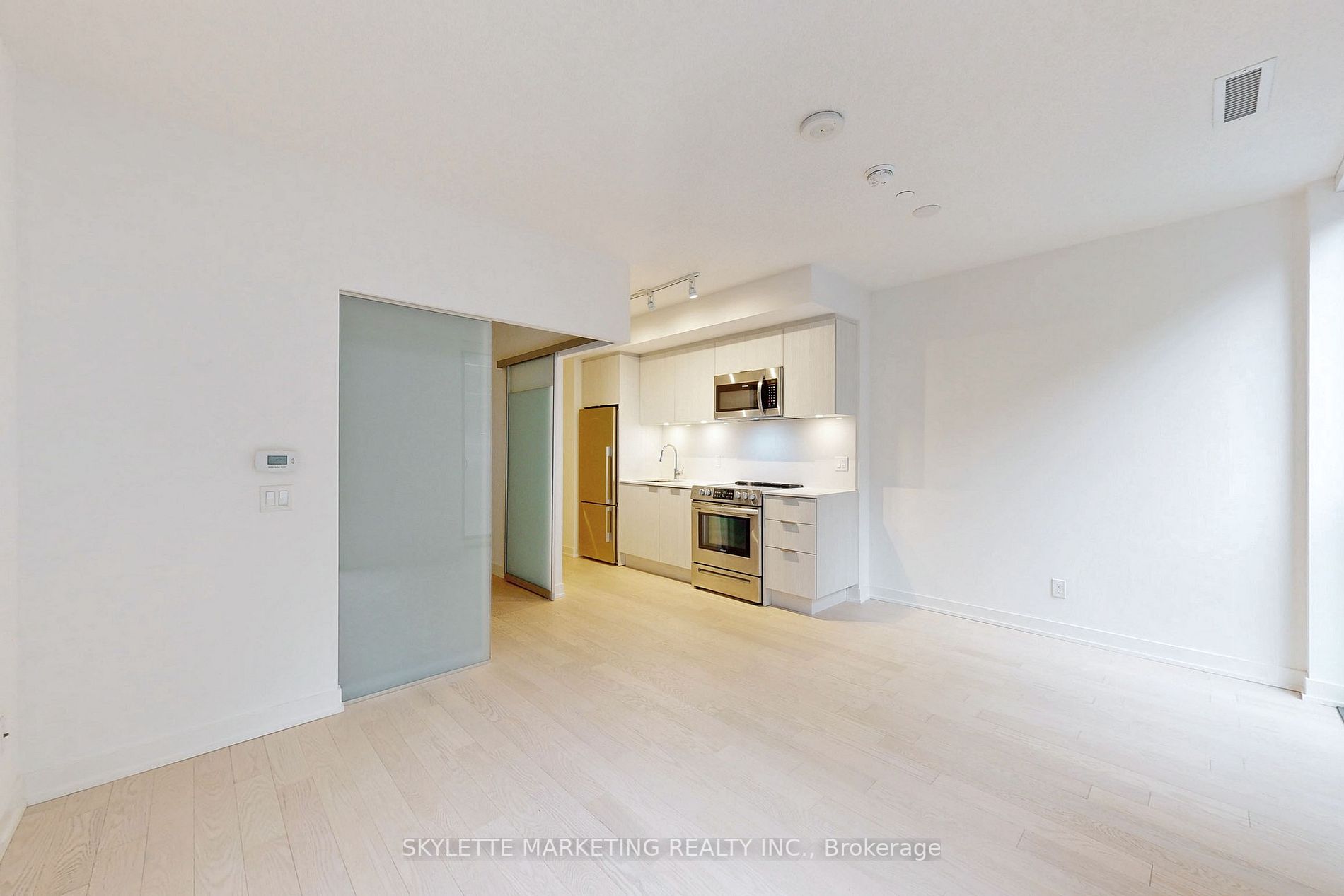 25 Richmond St E, #218