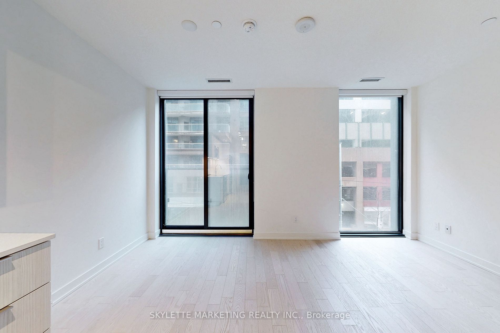 25 Richmond St E, #218